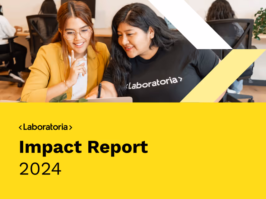 Dos mujeres sonrientes trabajando juntas frente a una computadora portátil, con un fondo amarillo que muestra el texto Informe de Impacto 2024.