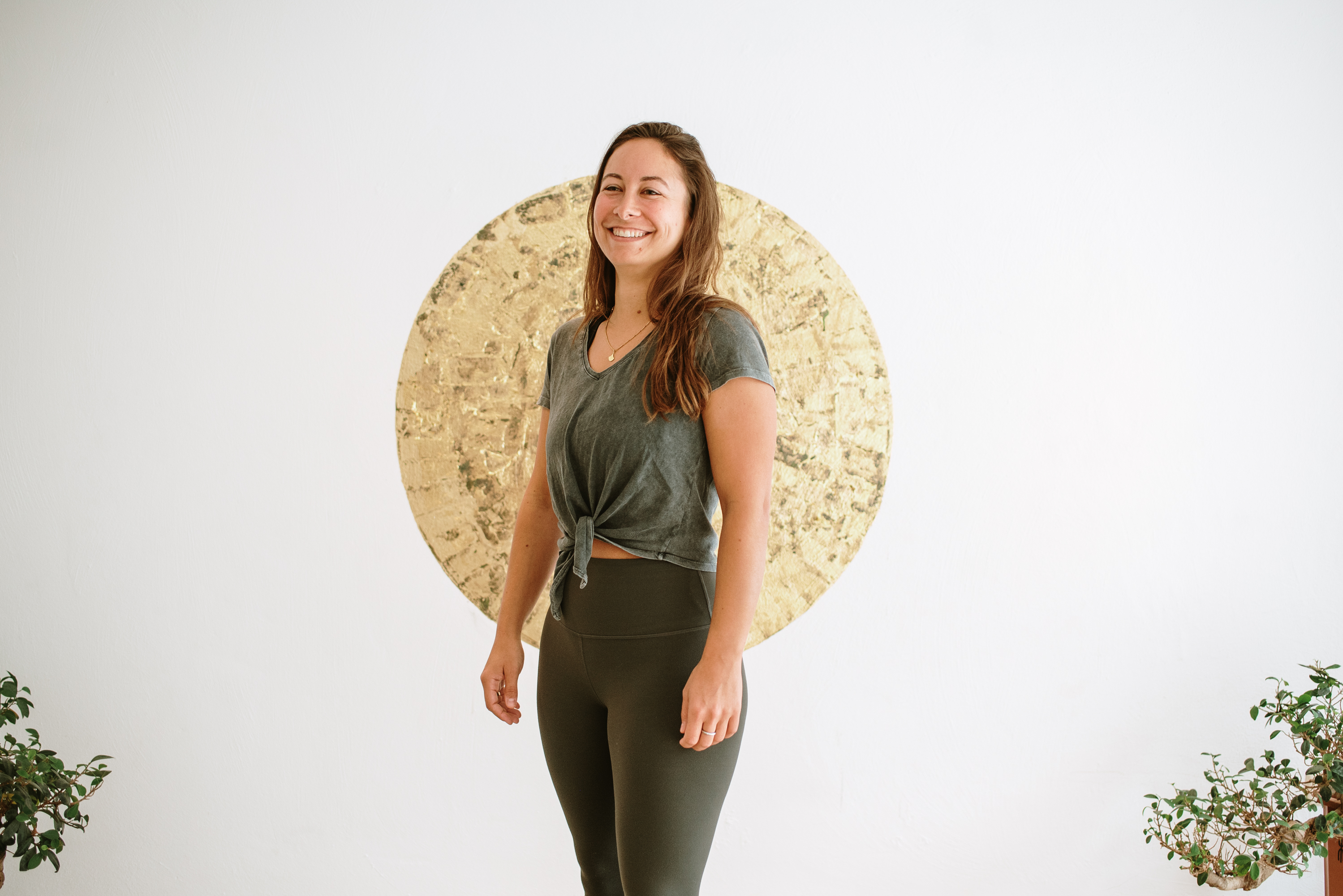 Ein Foto der Besitzerin von Studio42, Paula Rabb, die vor einem goldenen Kreis im Studio steht