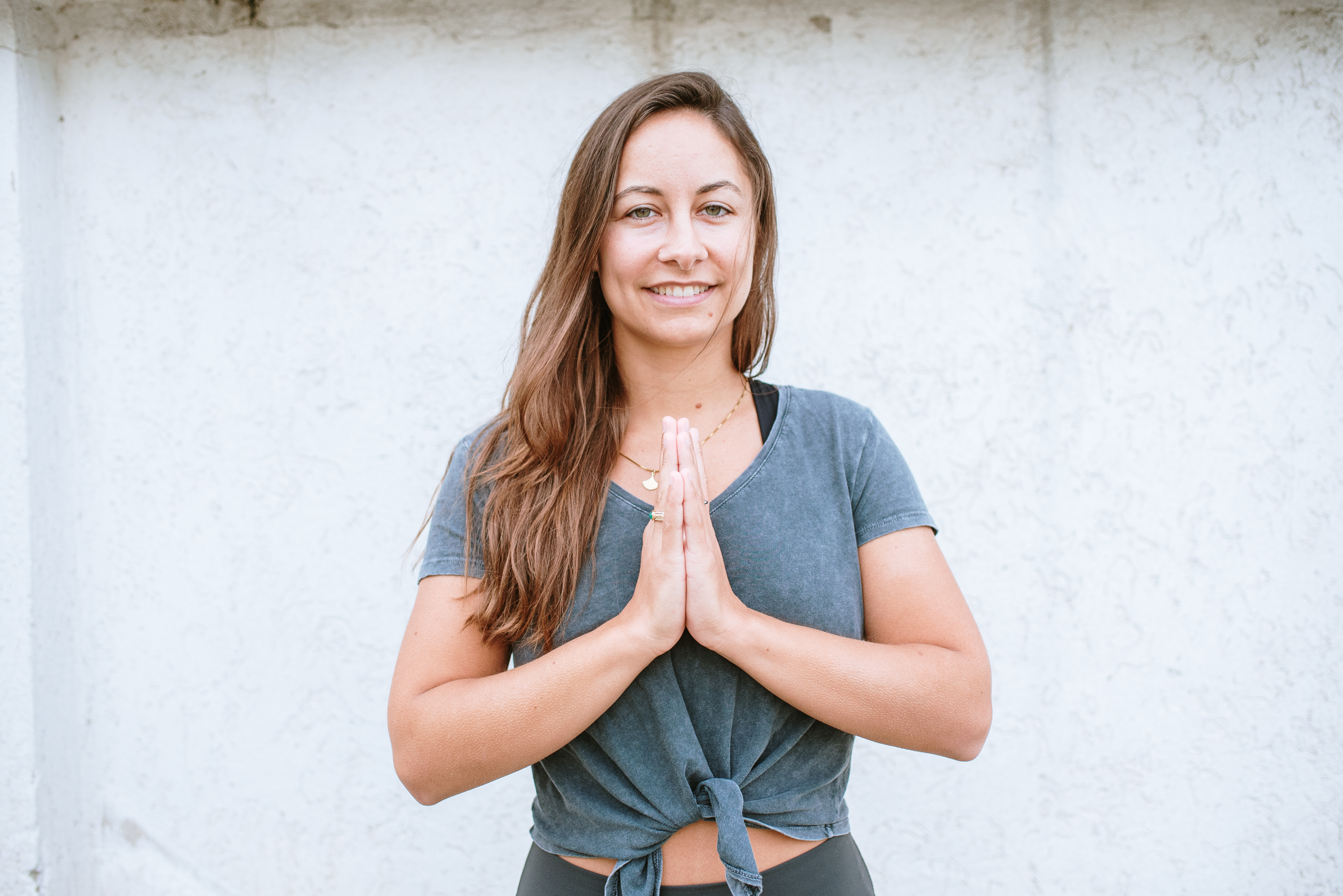 Eine Nahaufnahme von Paula Raab, der Besitzerin von Studio42, mit ihren Händen im Gebet im Herzzentrum