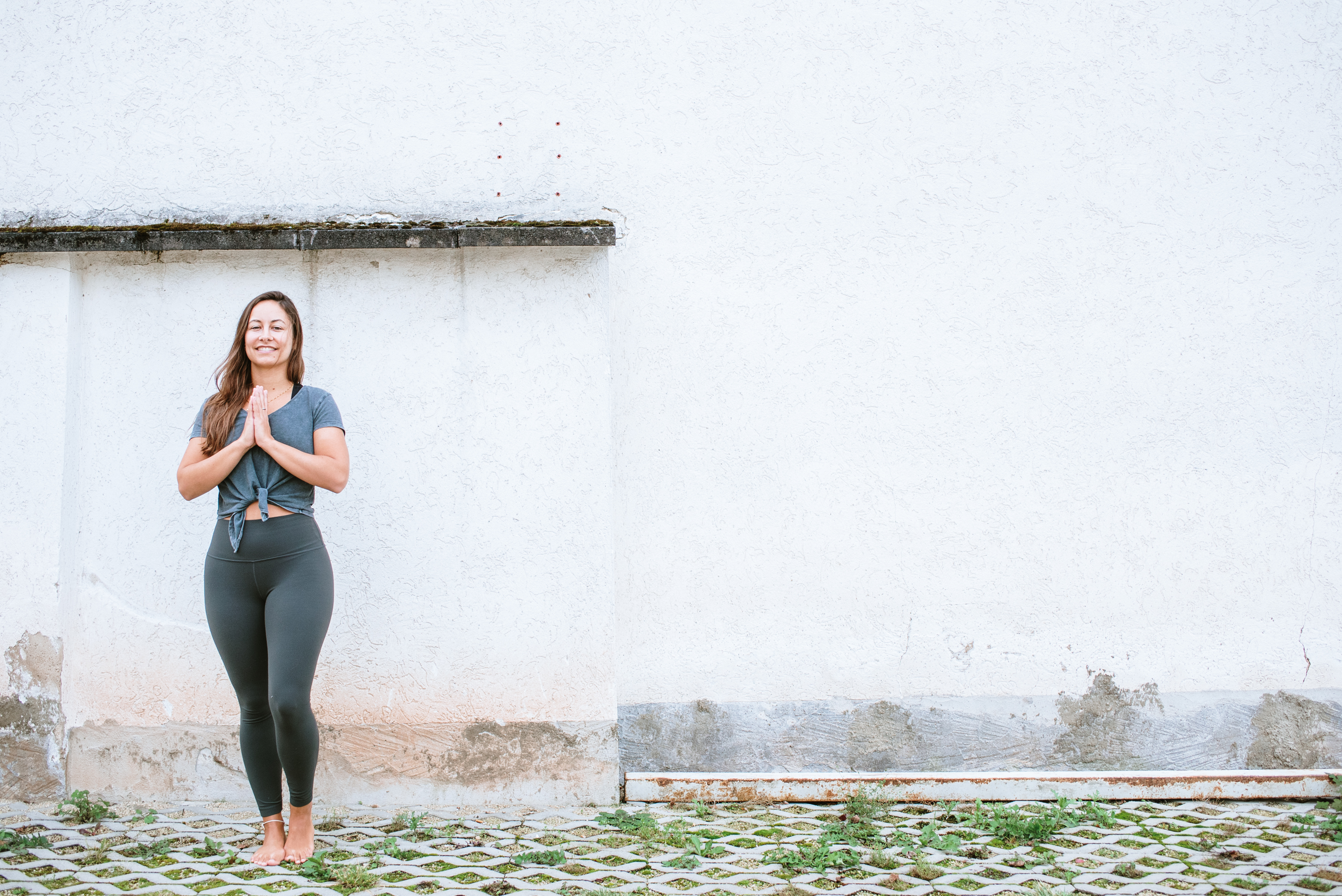 Der Besitzer von Studio 42 steht mit betenden Händen da