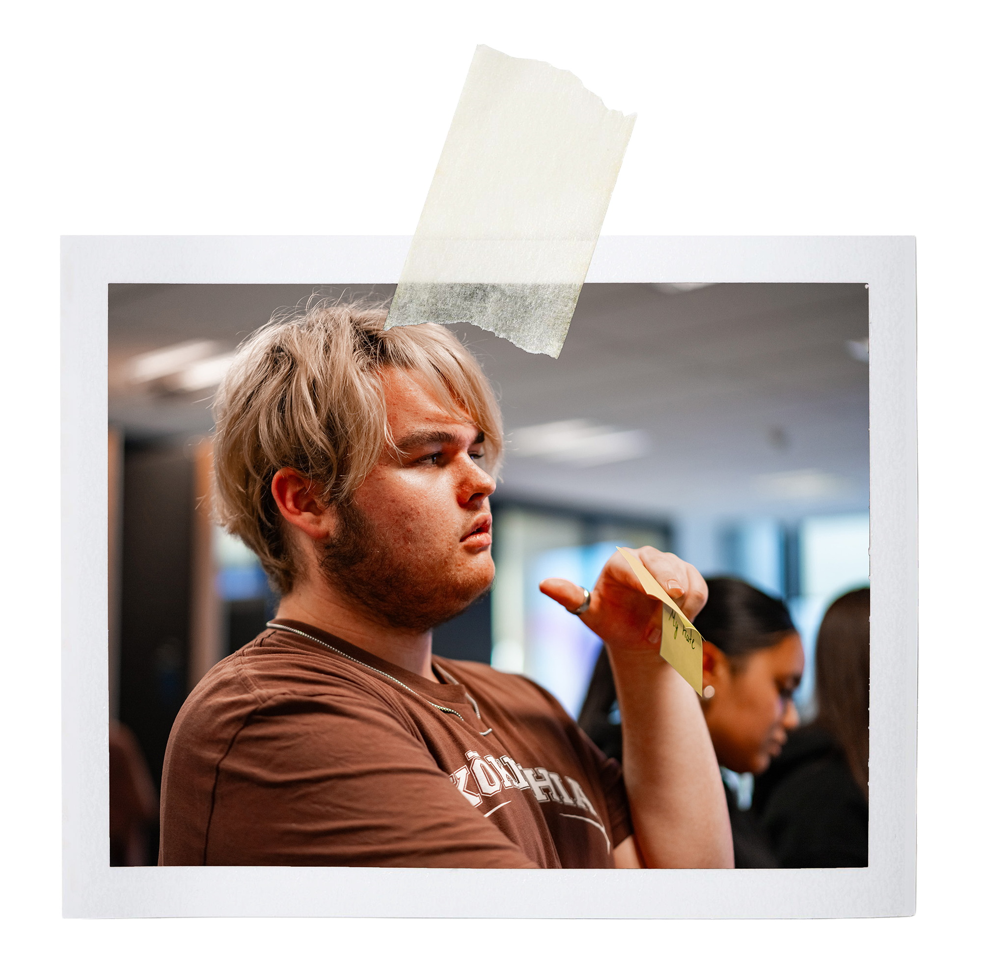 Image of student holding a post it note at a Kōkirihia workshop.