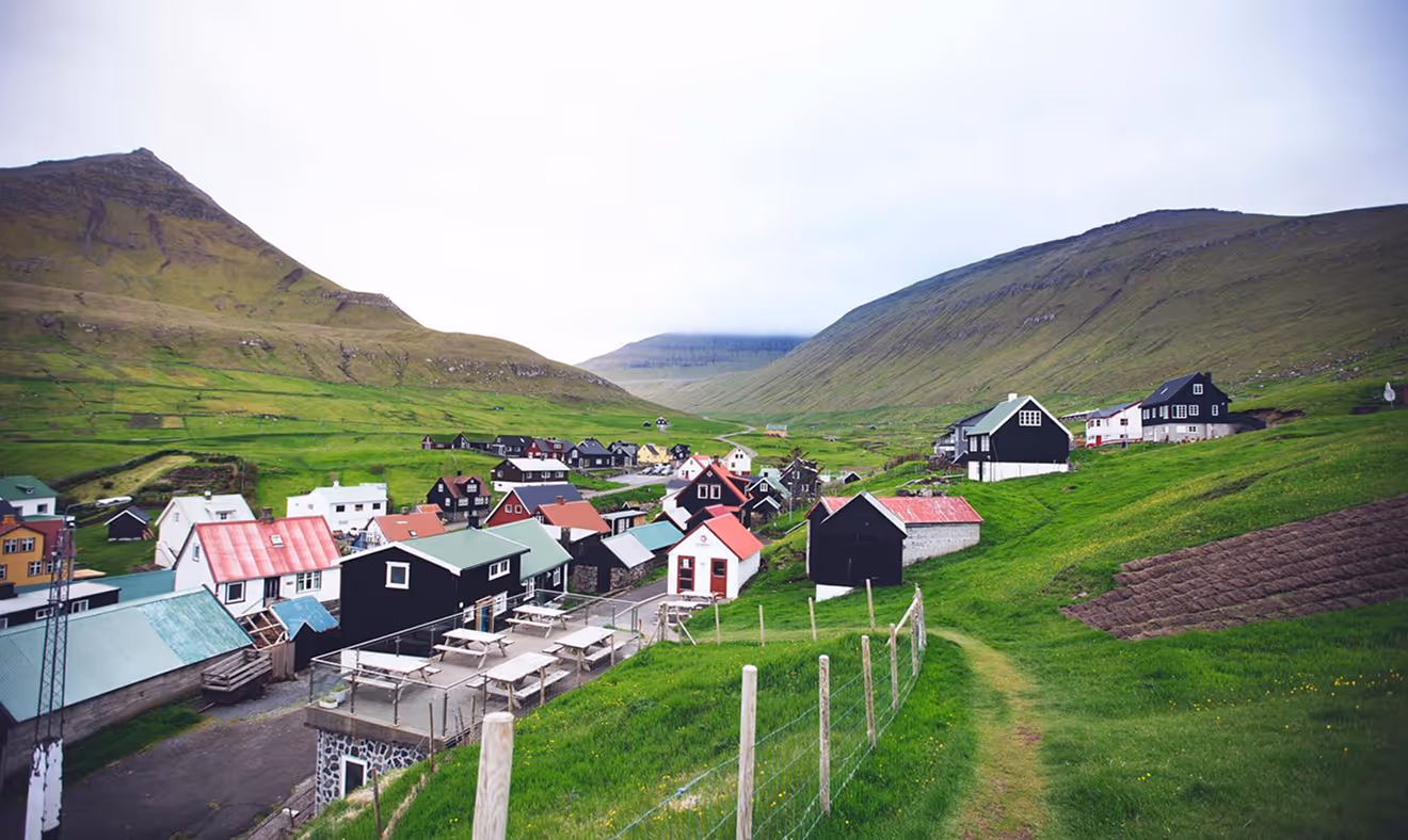 Gjáarkaffi liggur beint við gjónna í Gjógv – tað perfekta staðið at njóta ein góðan kaffimunn við vøkrum útsýni.