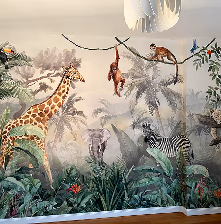 Wandmalerei mit Giraffe, Elefant, Zebra, Affen und tropischen Pflanzen in einem Dschungel-Thema.