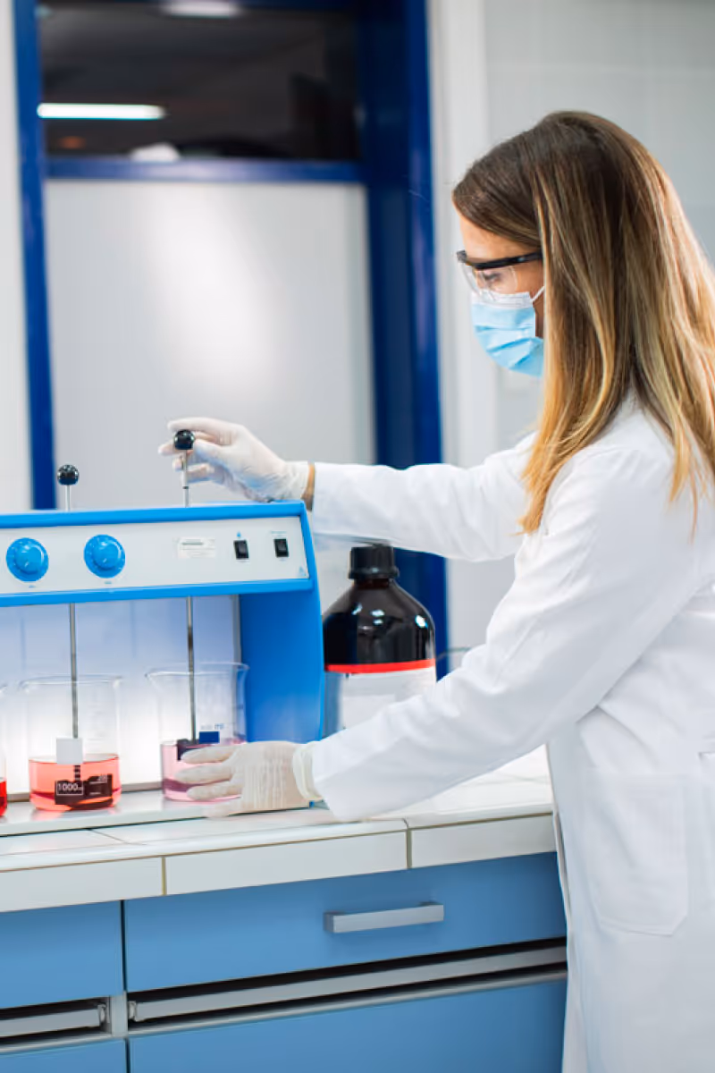 Ingeniera dentro de un laboratorio químico