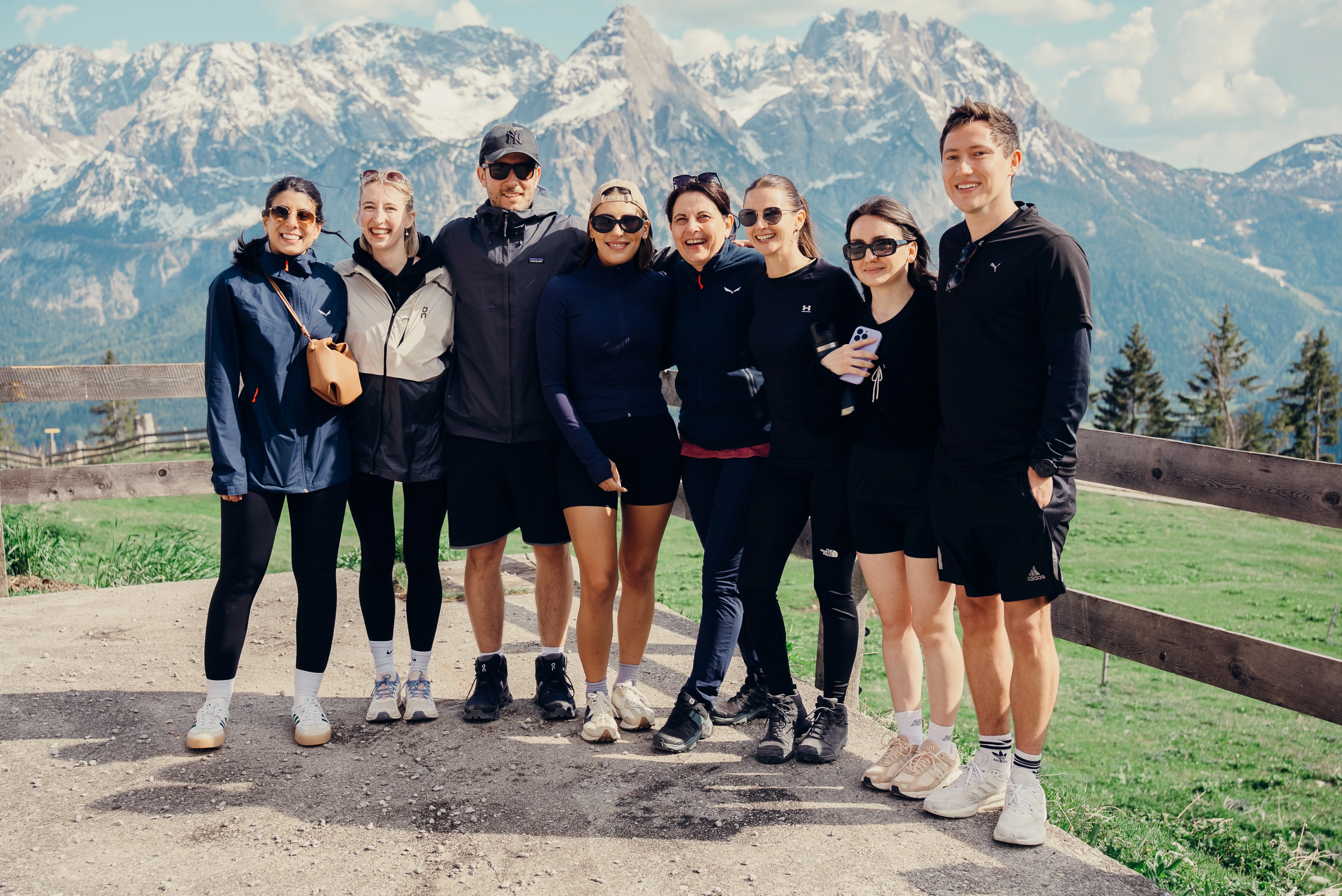 Eine Gruppe von Menschen auf der Zugspitze. Kunde Xentral gemeinsam mit dem straling collective für employer branding bestehens aus CNDO und der Employer Branding Agentur straling.