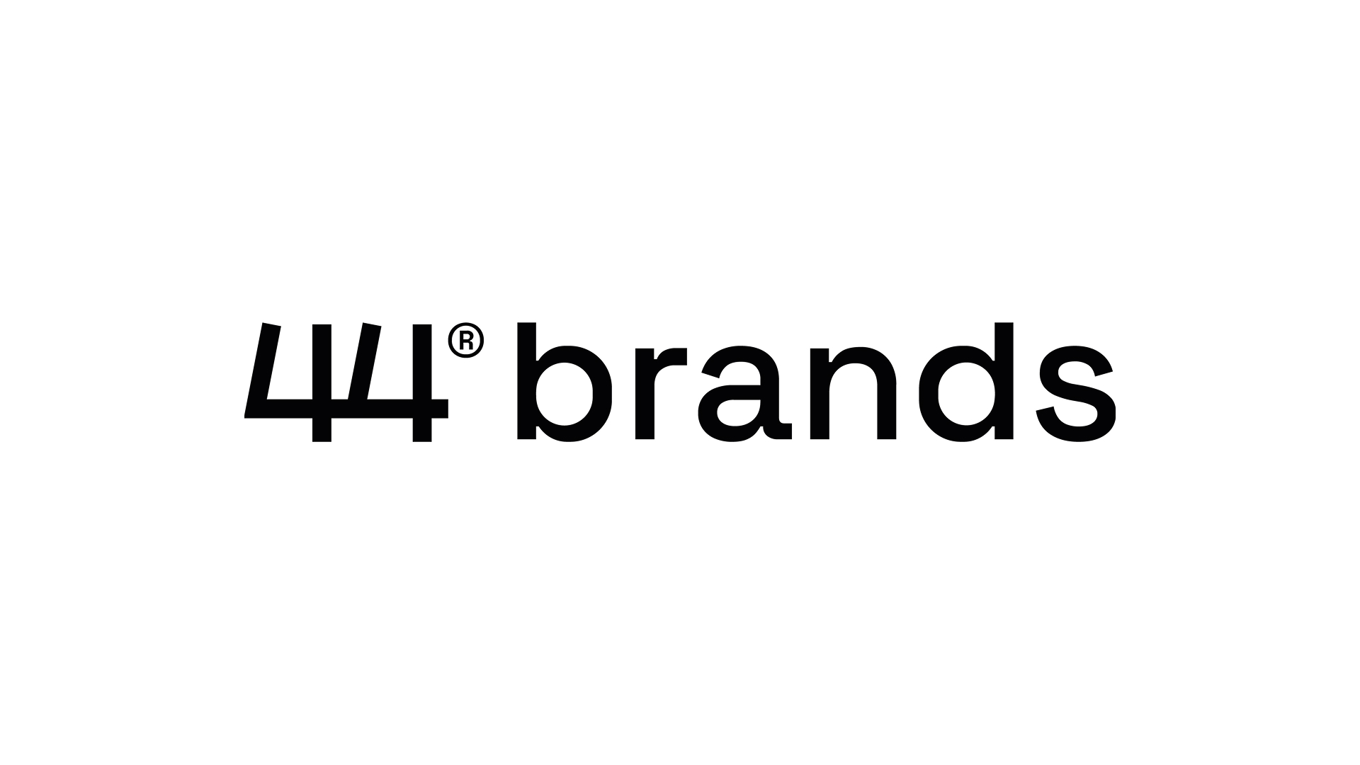 Das Team der Employer Branding Agentur stråling vor dem Bürogebäude – kreative Köpfe, die gemeinsam starke Arbeitgebermarken entwickeln.