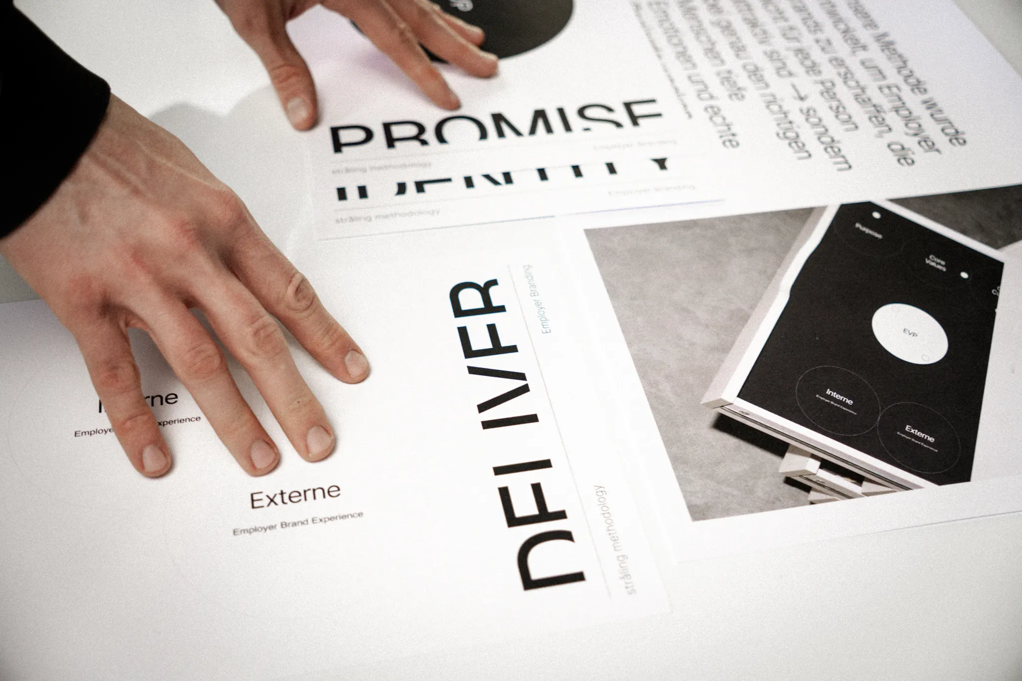 wei Teammitglieder der Employer Branding Agentur stråling diskutieren vor einer Ideenwand mit Strategien zu Identity, Purpose, Culture und Employer Value Proposition.