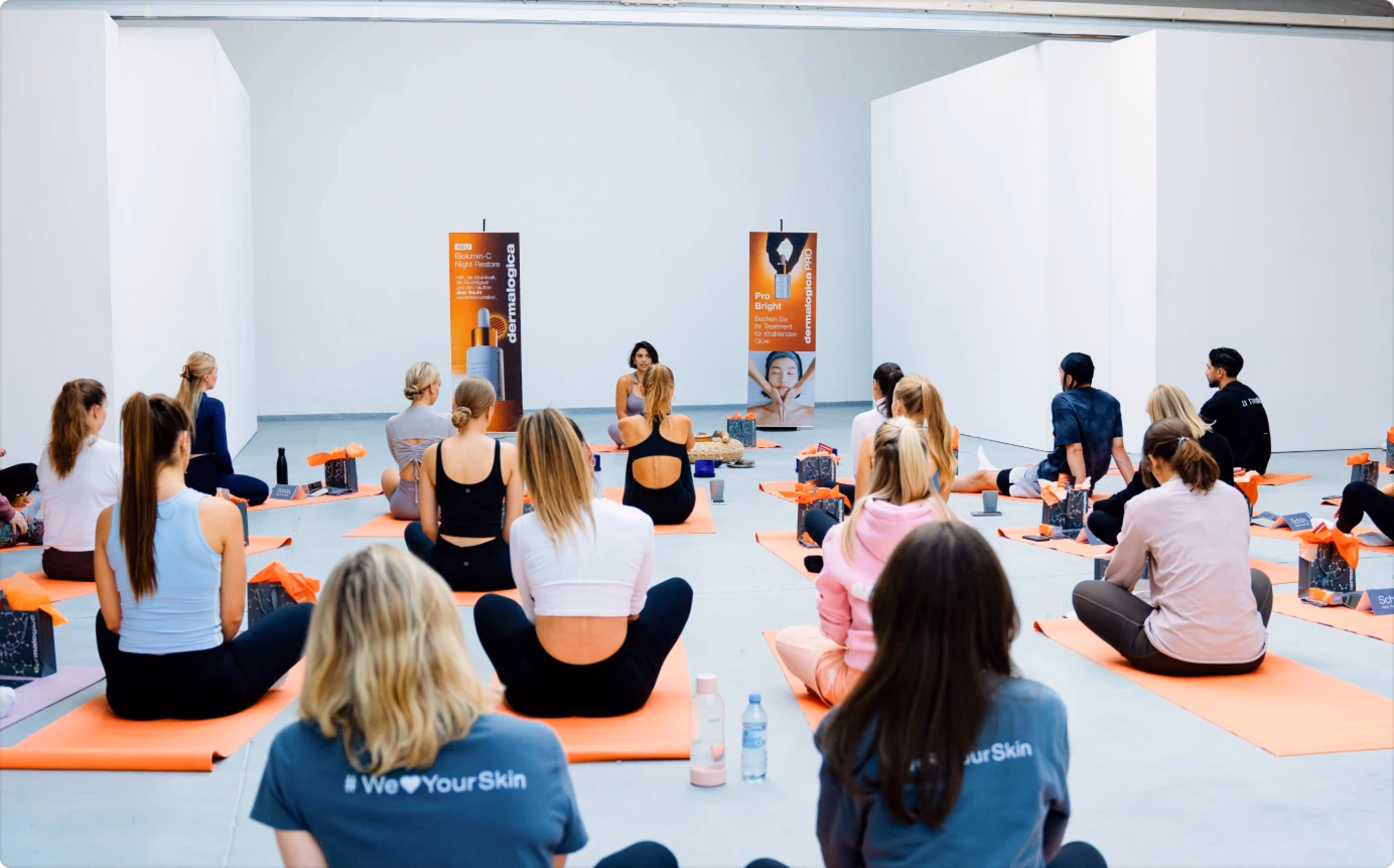 Eine Gruppe von Menschen in einem Yoga Format durchgeführt durch die Employer Branding Agentur straling als Employer Branding Aktivierungsevent.