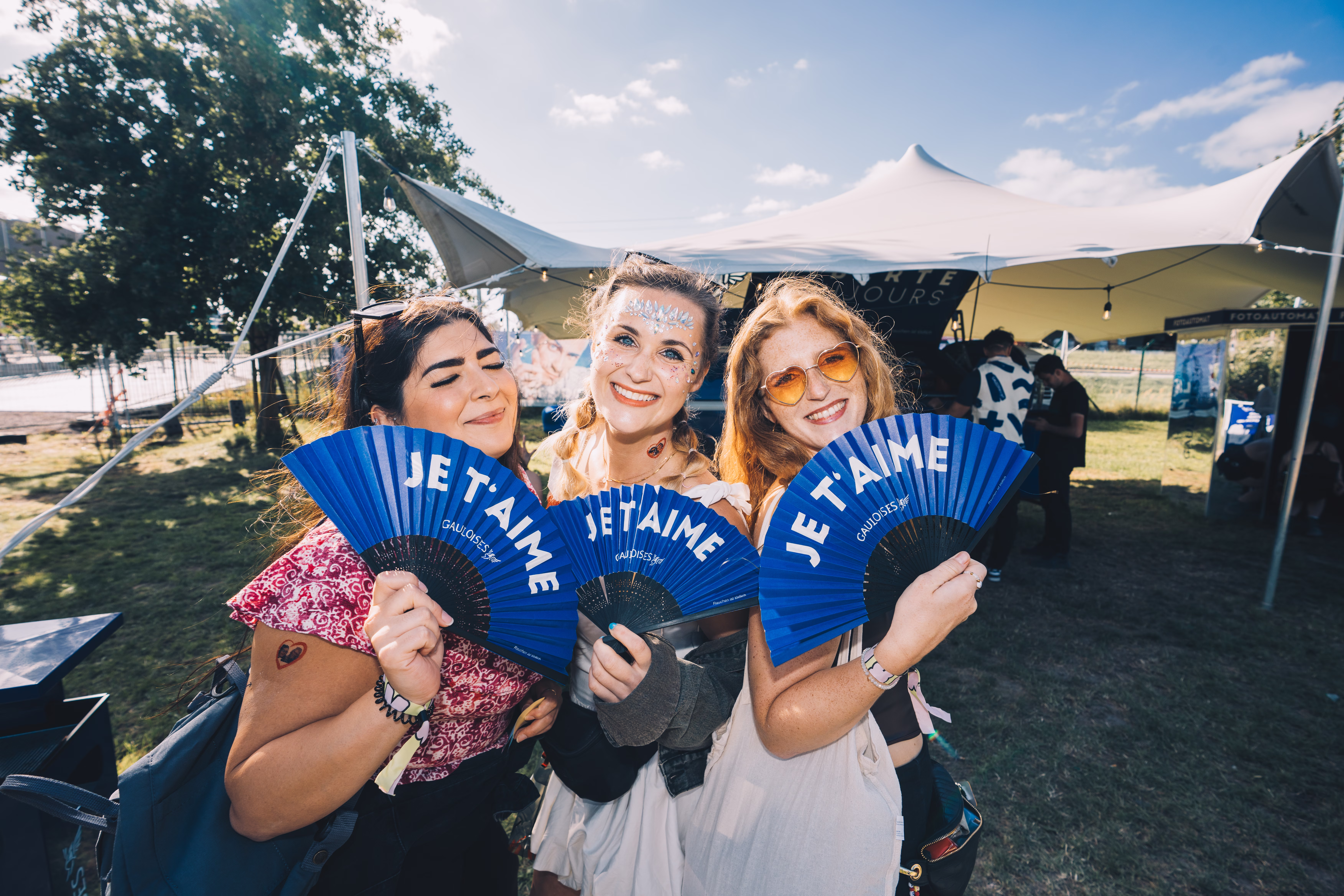 Drei Teilnehmerinnen eines externen Employer Branding Communitzy Events eines Kunden der Employer Branding Agentur straling.