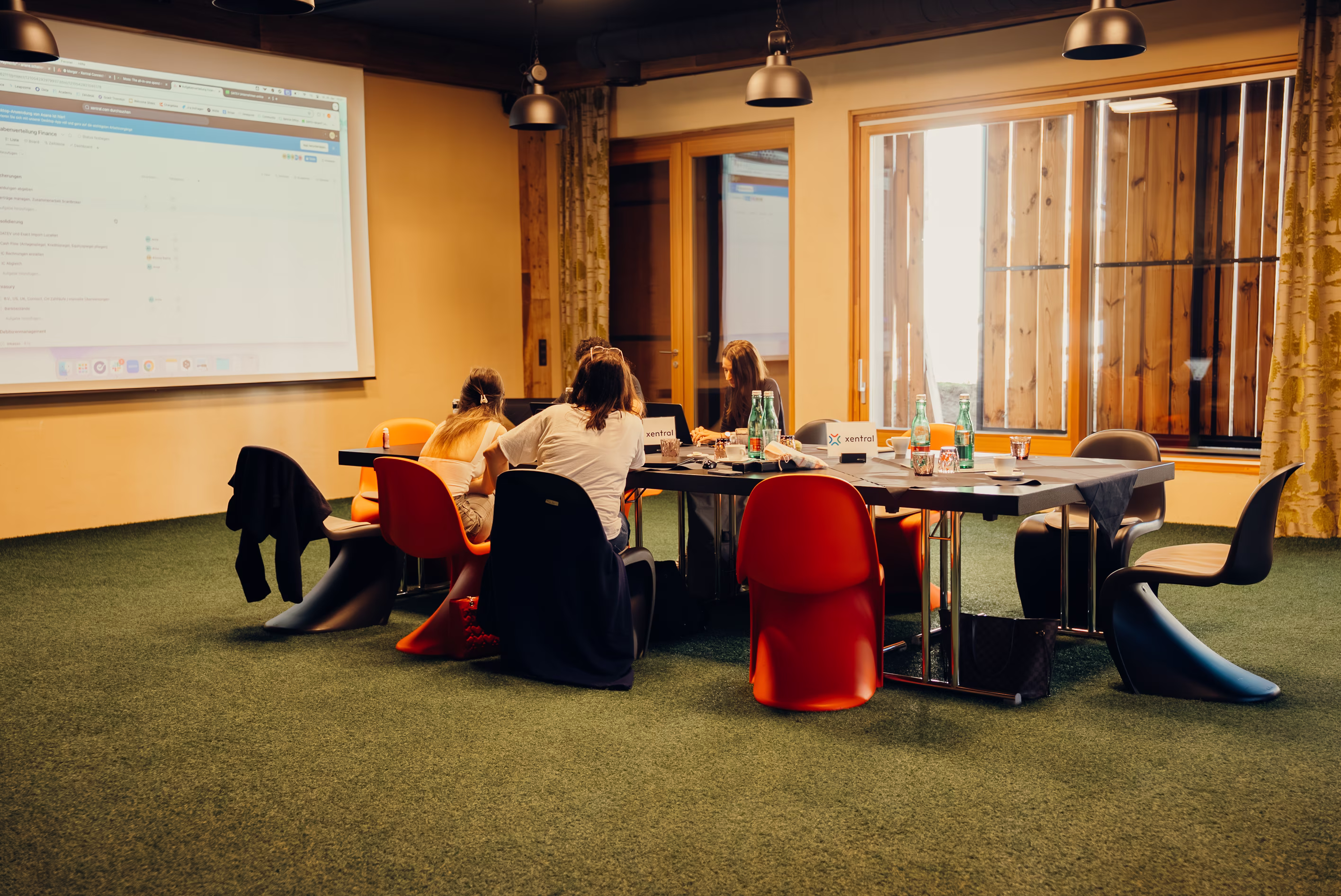 Eine Gruppe von Menschen in einem inspirierenden Workshopsetting in einem Employer Branding Workshop der straling GmbH
