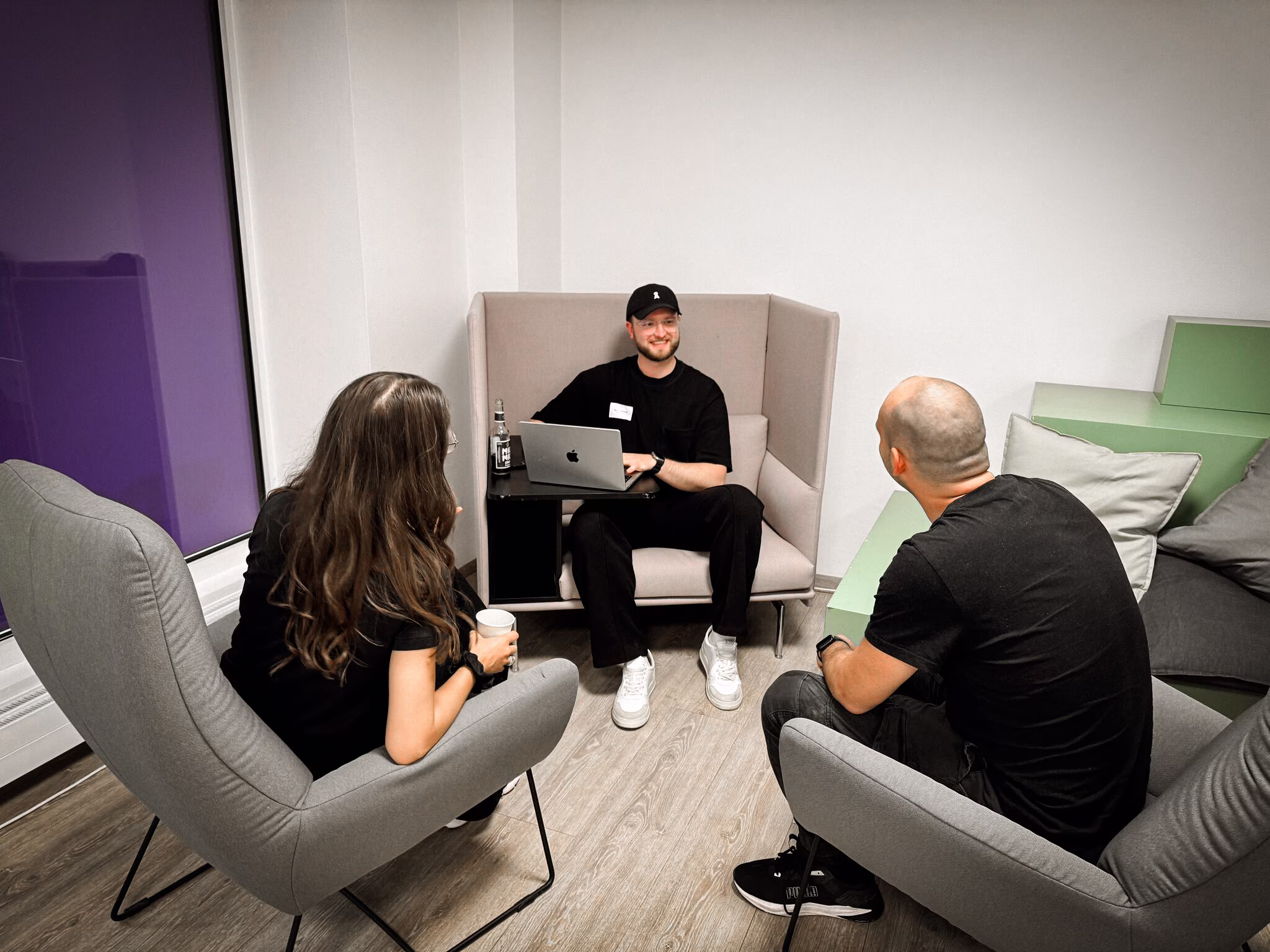 Drei Teilnehmer vom Employer Branding Sparring mit dem Employer Branding Experten Marcel Eberhardt, Founder der Employer Branding Agentur straling
