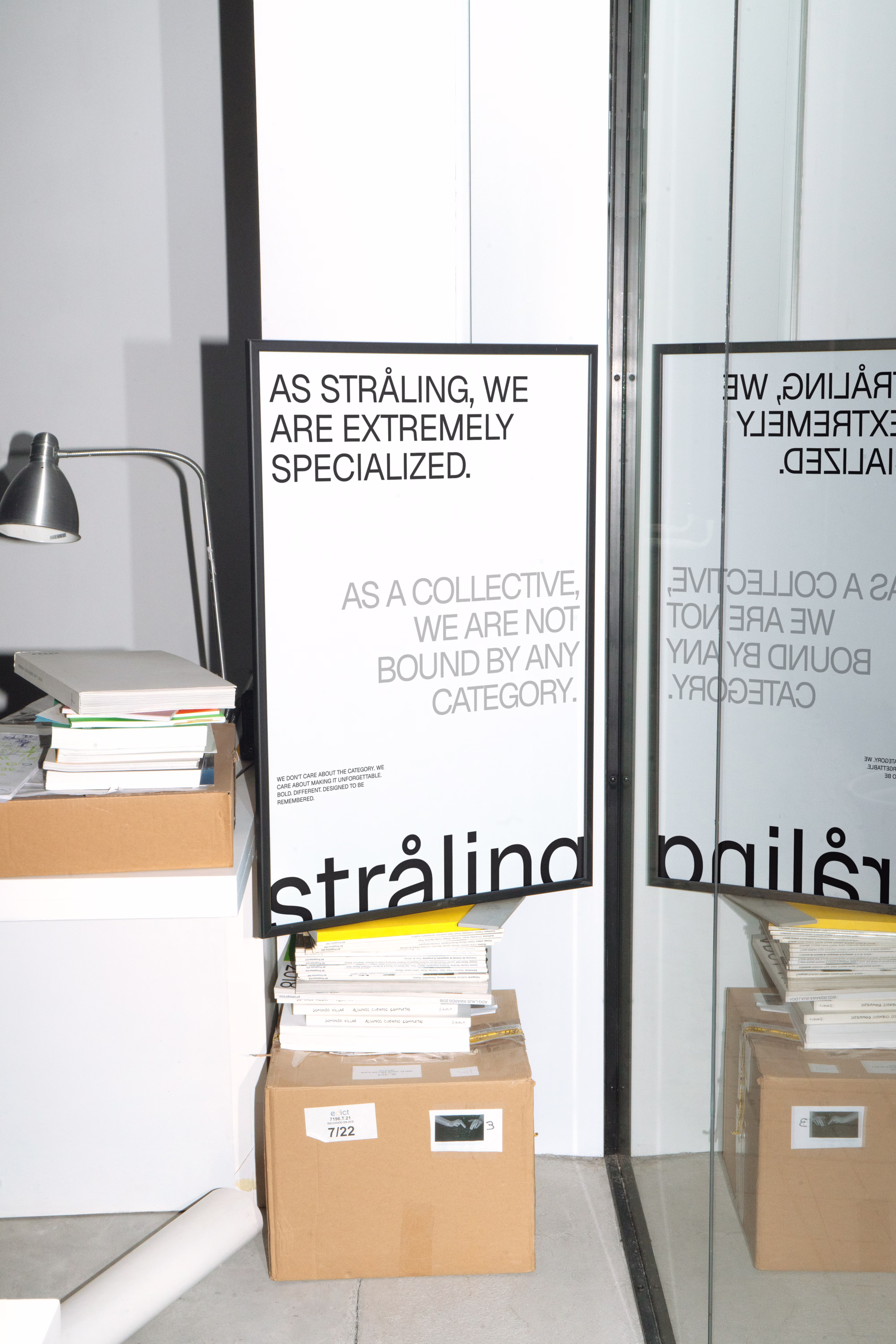 Motivierendes Poster im Büro der Employer Branding Agentur stråling mit inspirierendem Zitat zur Bedeutung visionärer Ideen und kreativer Teams.