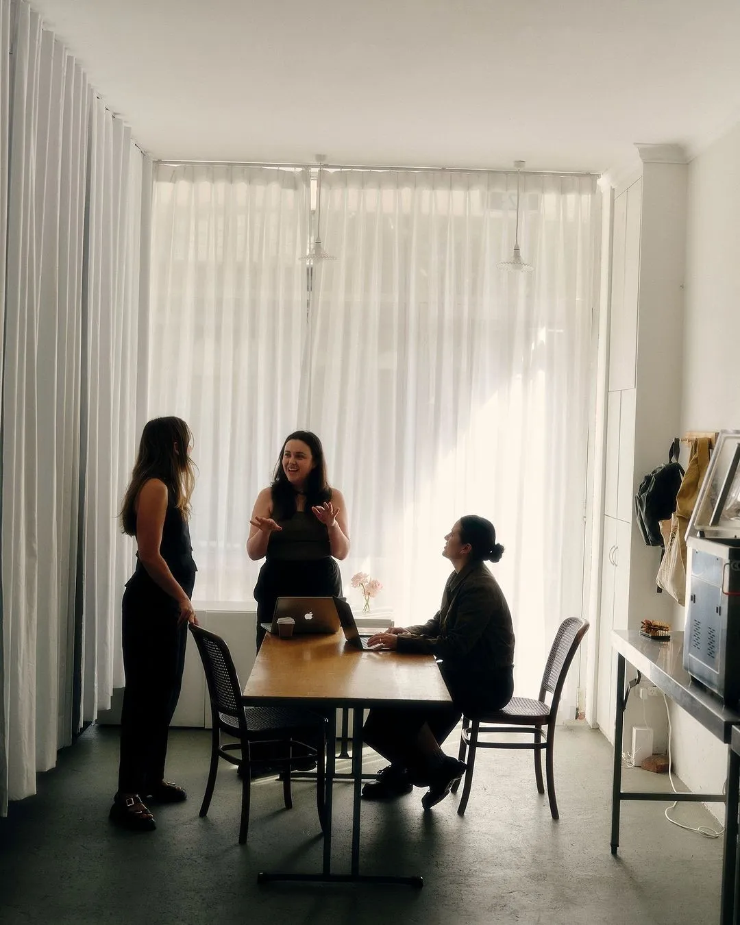 Agile Leadership Meeting: cross-funktionales Team stimmt sich am Tisch im Tageslichtbüro ab – Empowerment, schnelle Abstimmung, Transparenz.