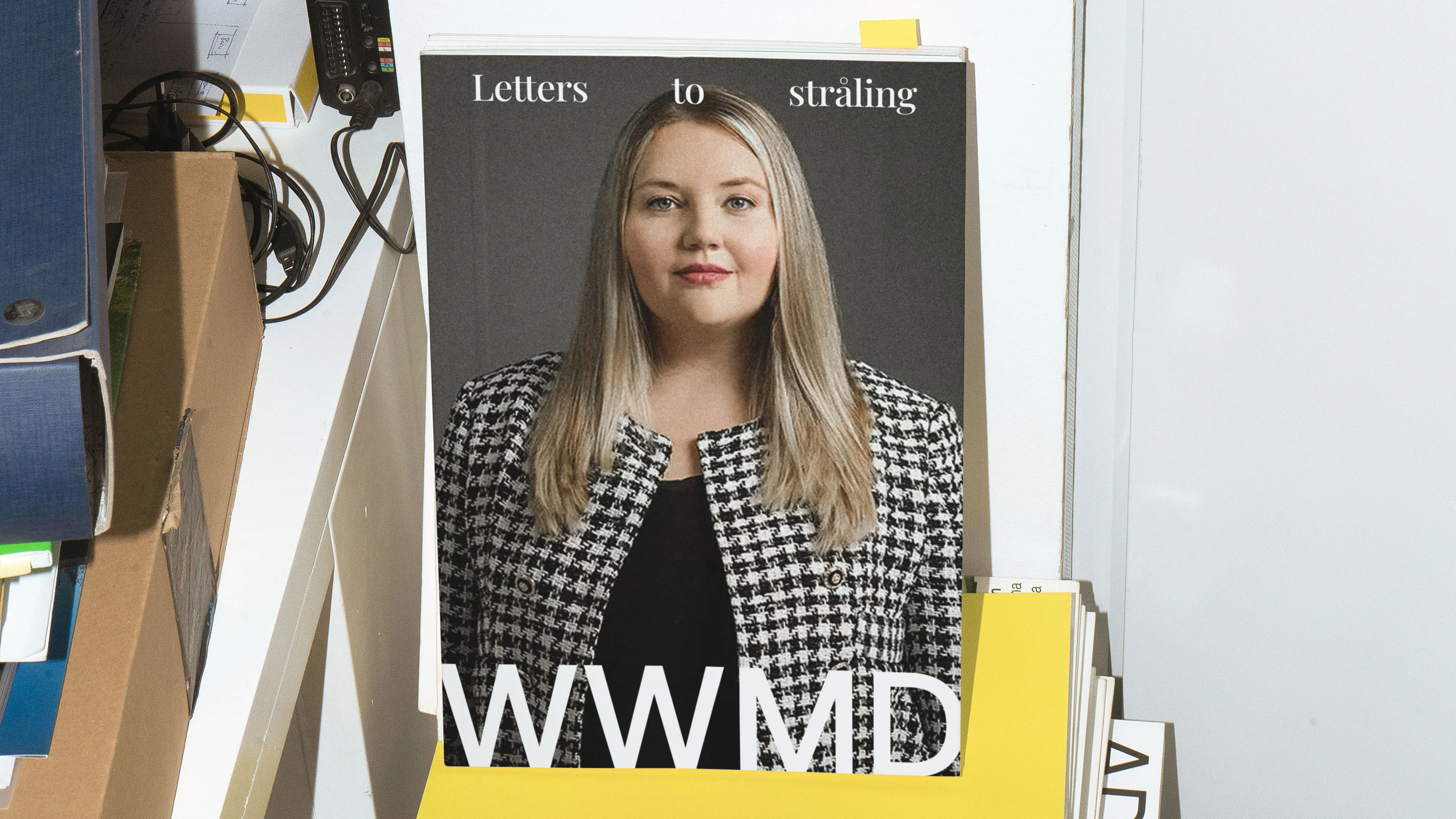 Coverbild der Kolumne „Letters to stråling – What Would Maria Do“, Episode 001, mit Porträt einer Frau im schwarz-weißen Blazer auf weißem Hintergrund.