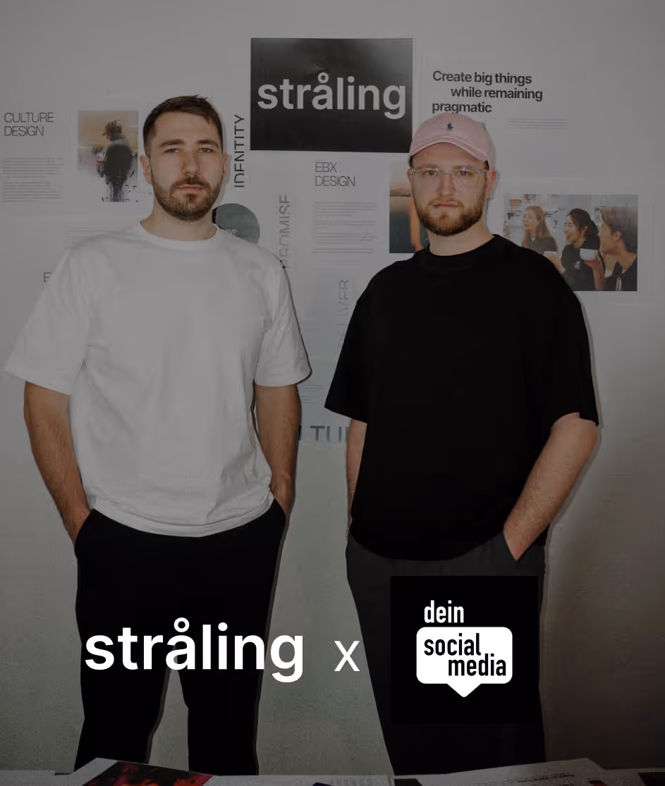 Die Employer Branding Experten Marcel Eberhardt und Moritz Pietzschke vor einer weißen Wand mit straling Postern