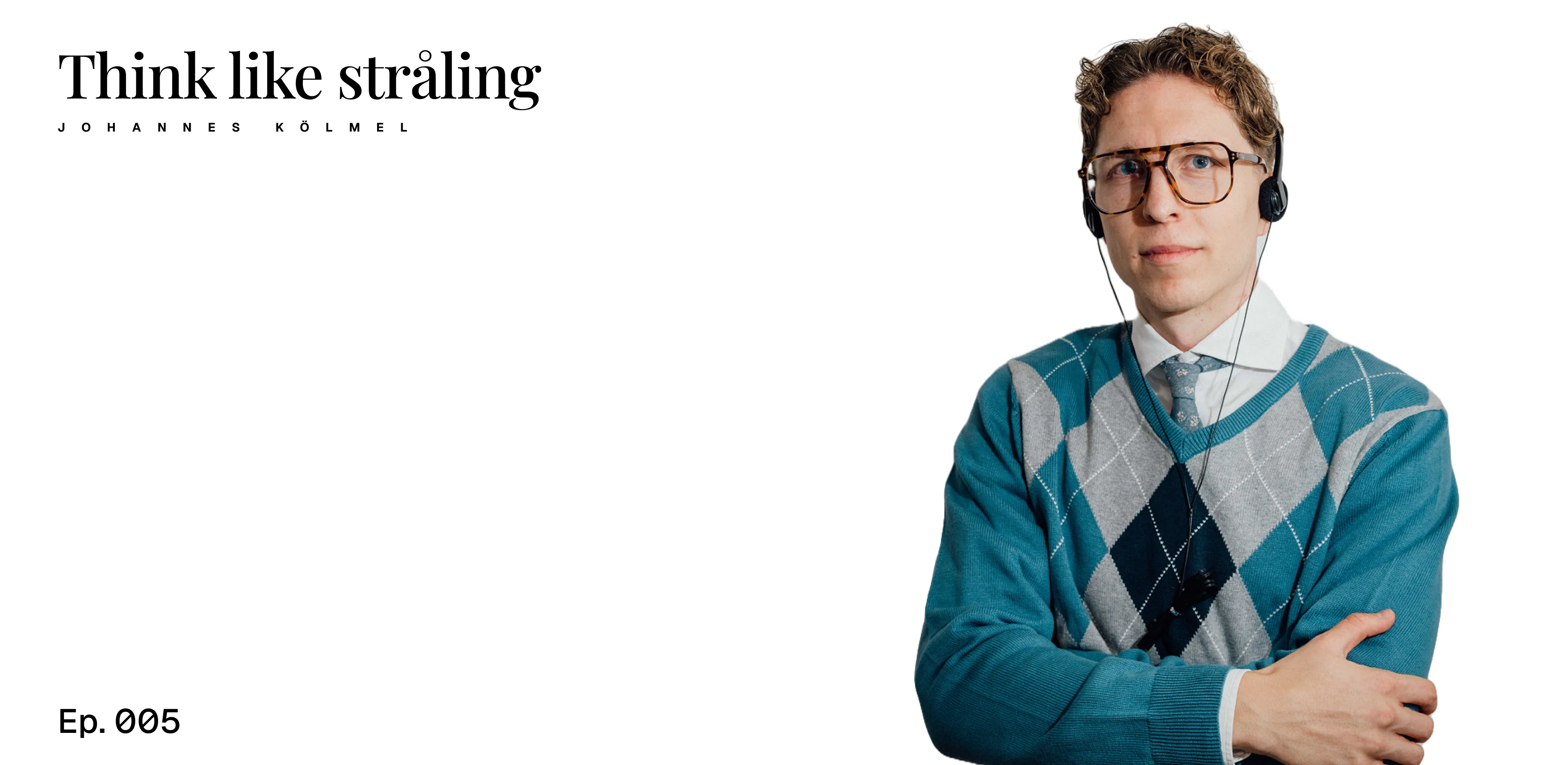 Professionell wirkende Person mit Kopfhörern und Brille in einem hellen Studio, trägt einen Business-Look mit modernem Twist. Visuelle Gestaltung im Stil eines Podcasts oder Experten-Talks – ideal für Employer Branding Content, Thought Leadership und Posit