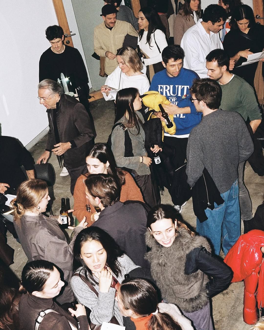 Menschen knüpfen Kontakte auf einem modernen Networking-Event – lebendige Community-Atmosphäre mit jungen Fachkräften und Kreativen, die sich austauschen. Ideal für Employer Branding: Community Building, Mitarbeiterbindung und authentische Arbeitgebermarke