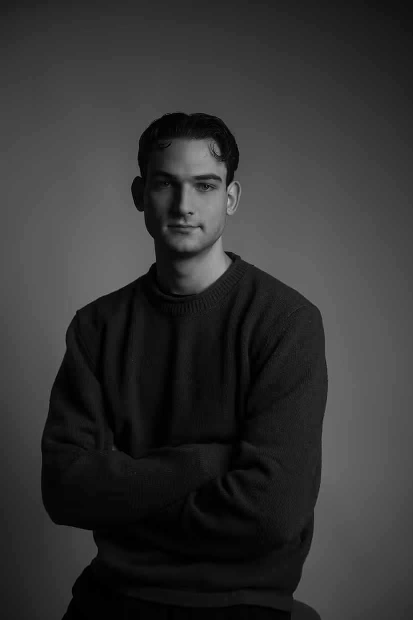 Mats Maas vor einem schwarzen Hintergrund als Bild für die Employer Branding Agentur strling