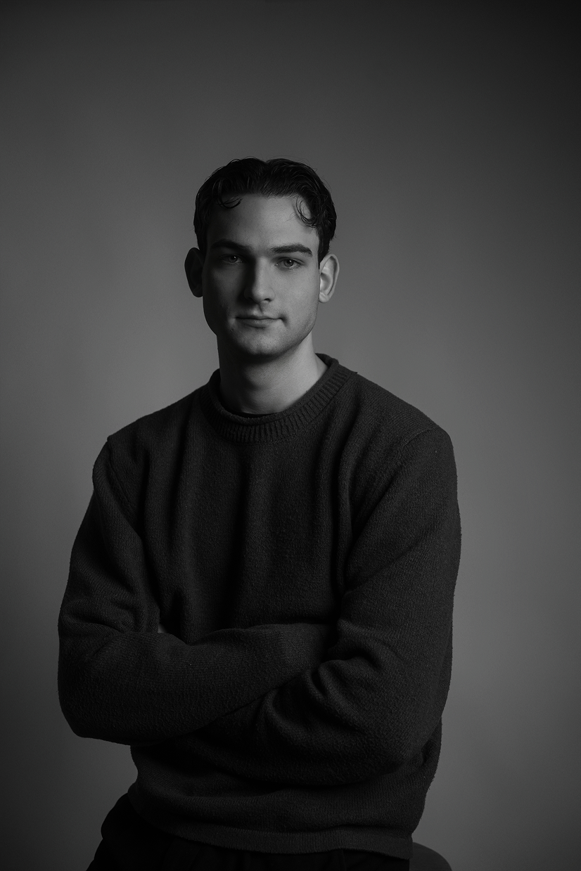 Mats Maas vor einem schwarzen Hintergrund als Bild für die Employer Branding Agentur strling