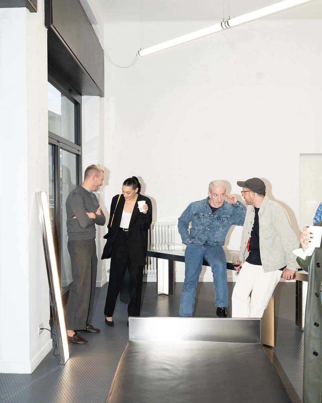 Informelle Szene mit Mitarbeitenden im Büro, visuelle Einordnung zum Artikel was kostet Employer Branding und Arbeitgebermarke