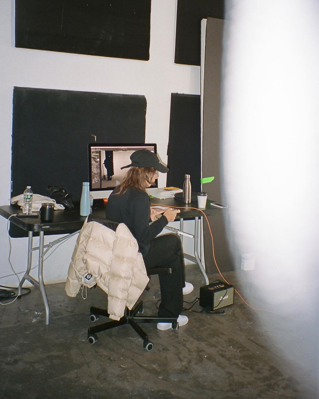 Darstellung zum Artikel über 7 erfolgreiche Corporate Influencer Beispiele auf LinkedIn. Visualisierung von authentischem Personal Branding statt Werbung, kuratiert von der Employer Branding Agentur stråling.