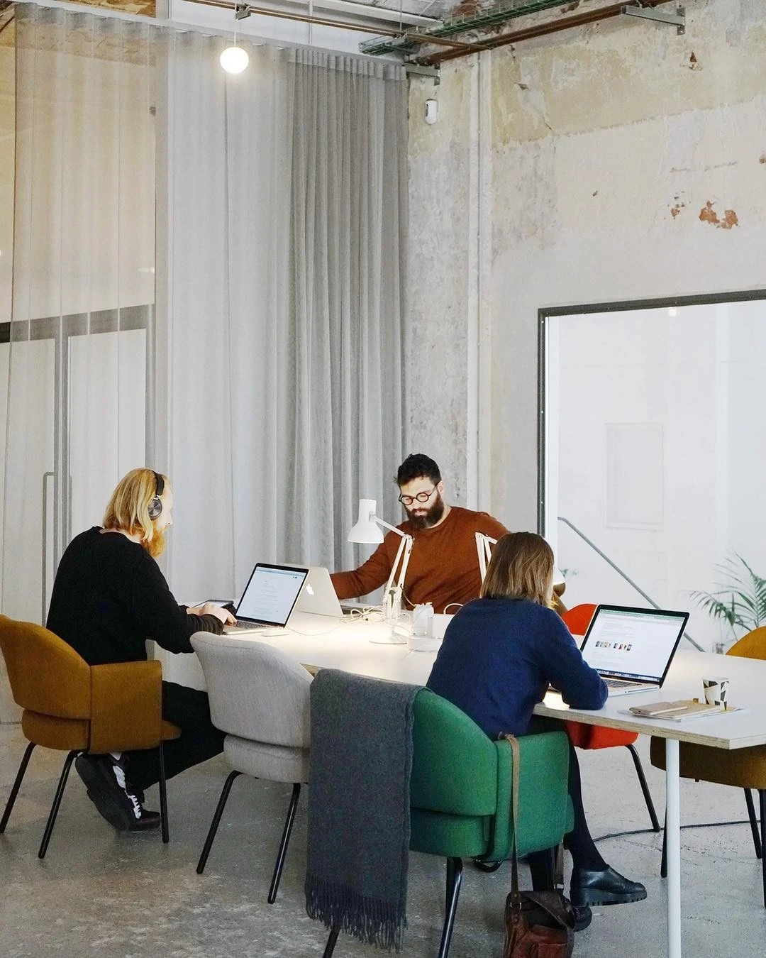 Employer Branding Workshop bei stråling GmbH: Team entwickelt 4P-Progress-Choice-Strategie in modernem Office - Beispiel für kollaborative Arbeitsweise