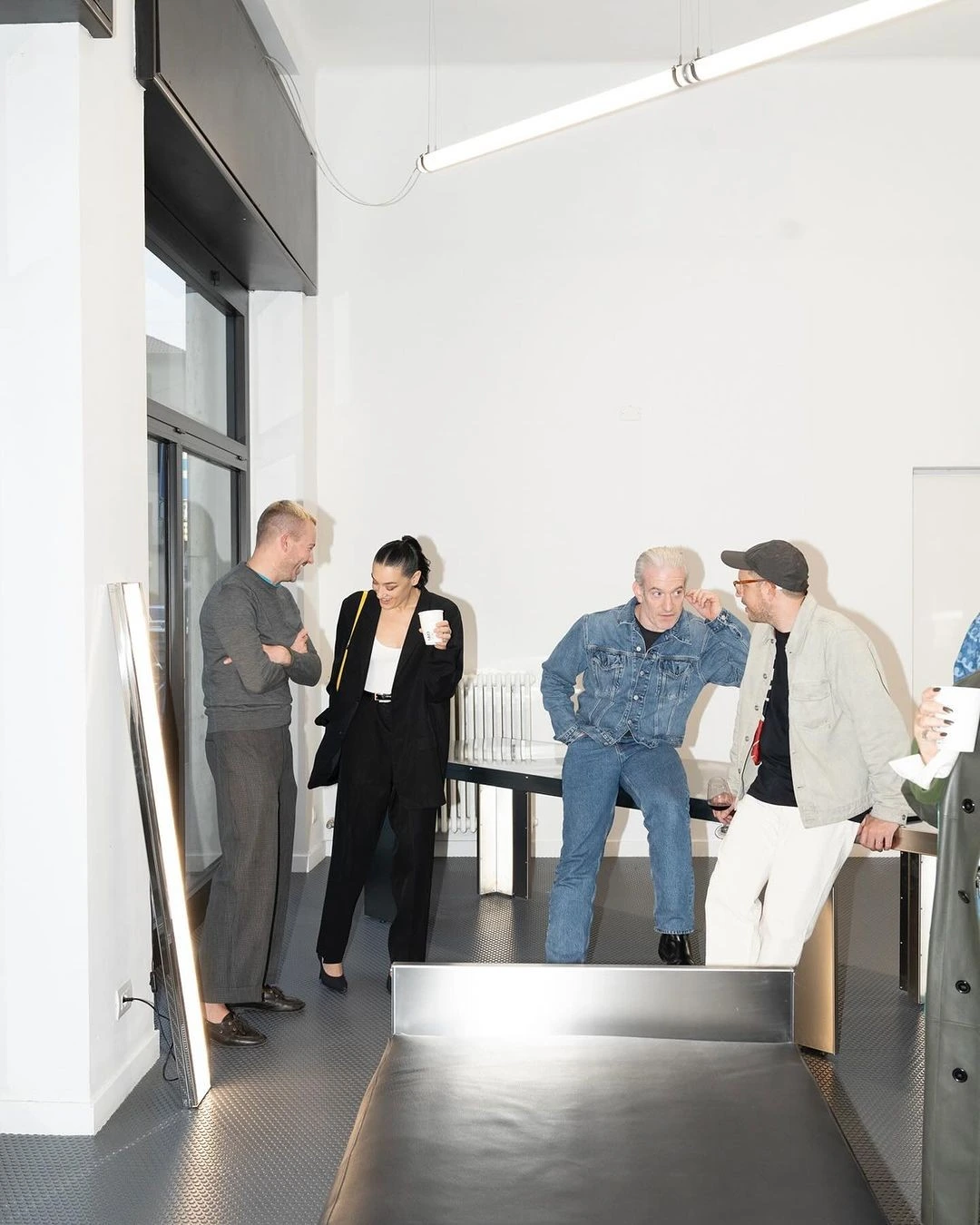 Employer Branding Workshop zum stråling 3D-EVP-Framework: Team diskutiert Instrumental, Symbolic und Transcendent Dimensionen im modernen Office. Das 3D EVP Framework wurde von Marcel Eberhardt entwickelt und ist eine geschützte Methode der stråling GmbH. 