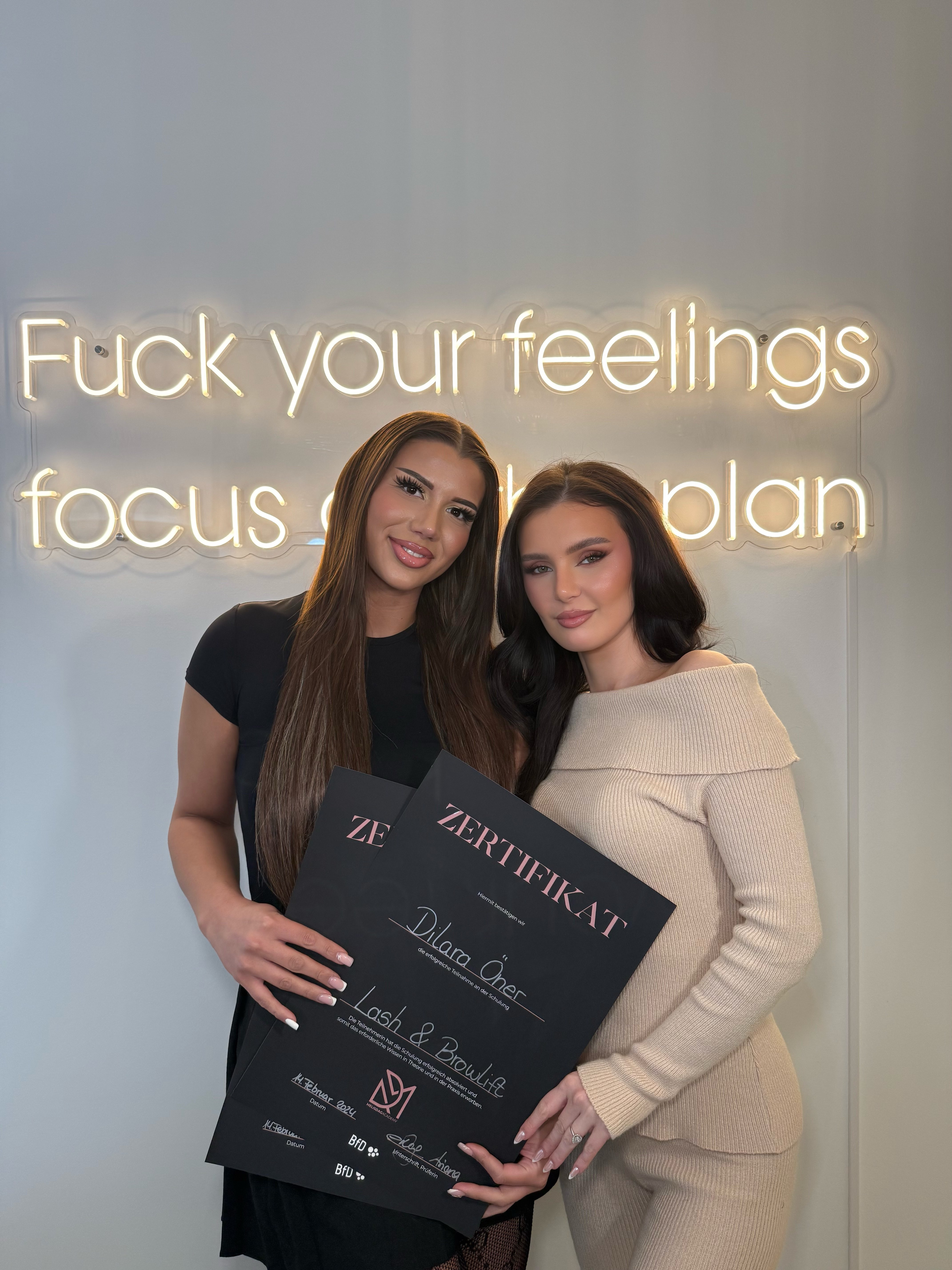 Dilara Öner mit Zertifikat