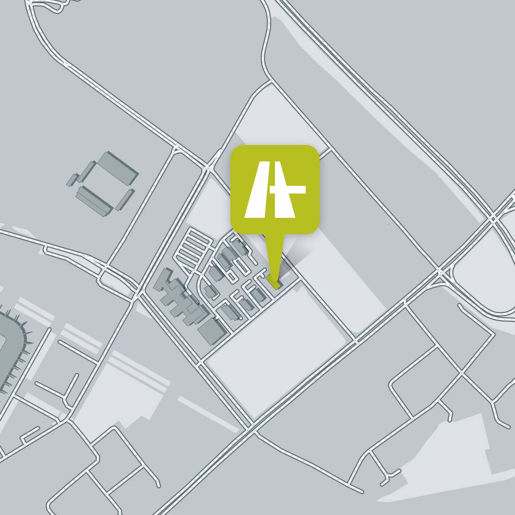Karte mit grünem Symbol für eine Autobahnanschlussstelle in einem grauen Straßen- und Gebäudebereich.