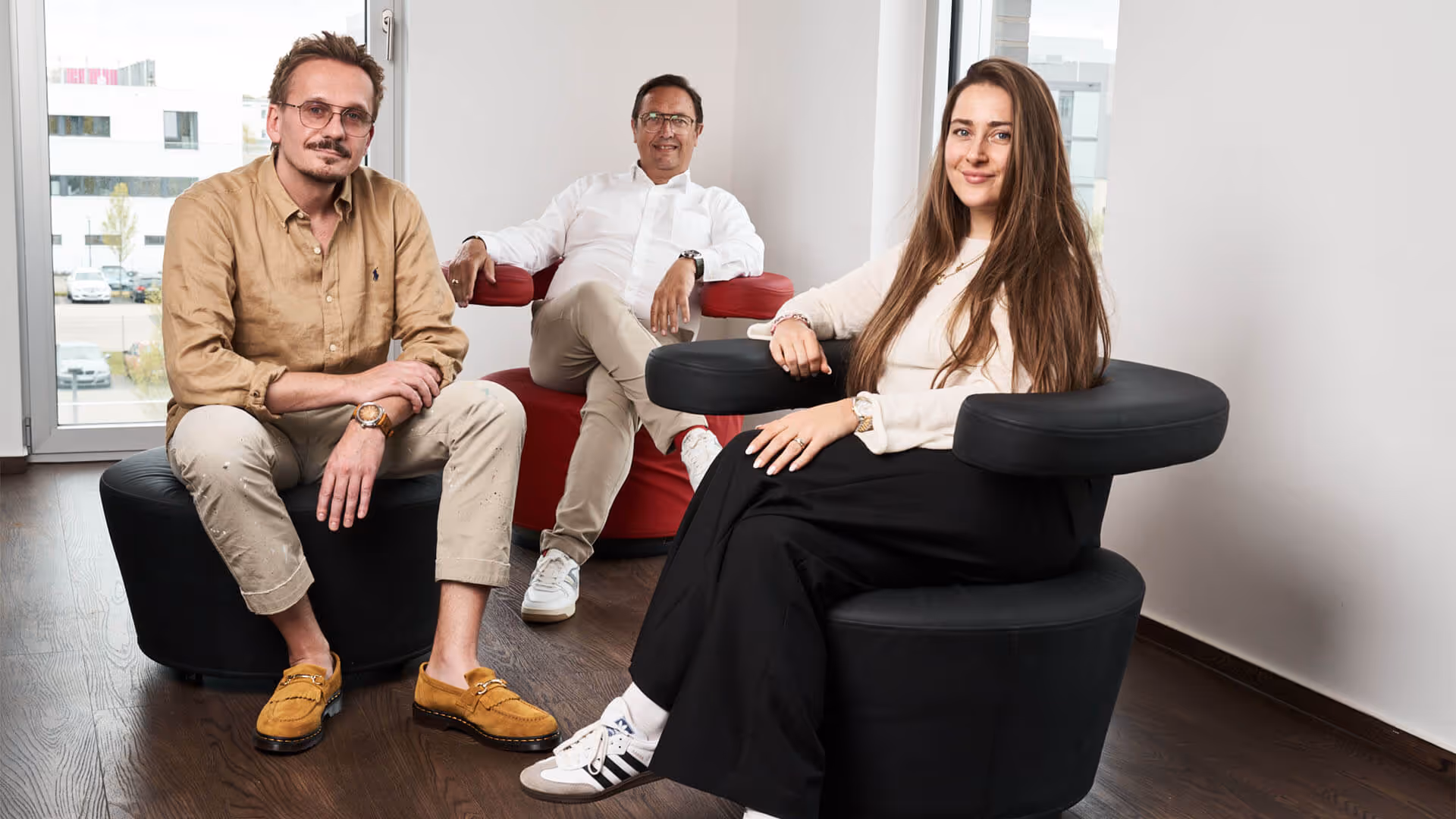 Inhaber und Leitungsteam von AdvoAuto im Büro als persönliche Ansprechpartner für professionelle Unfallschadenregulierung.