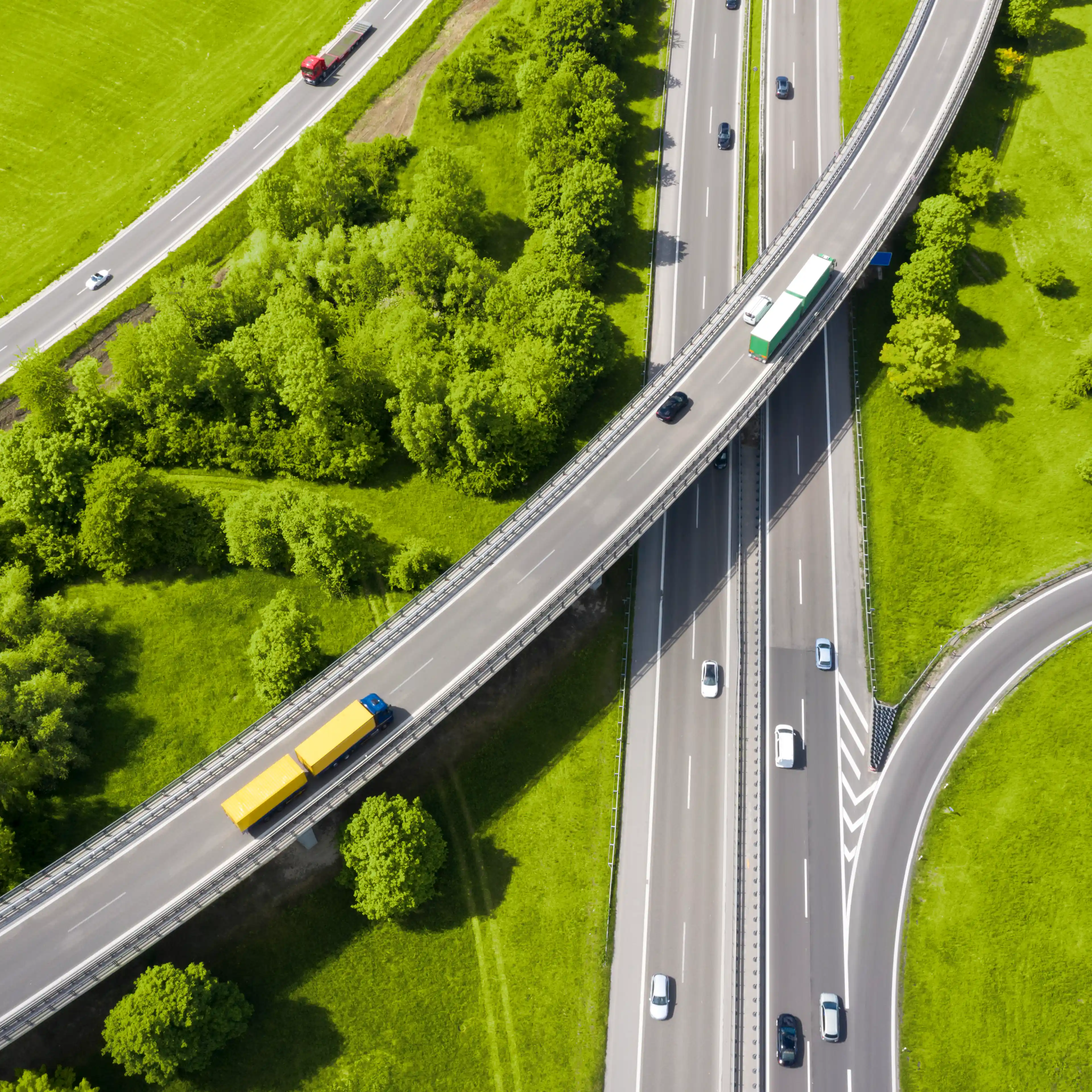 Luftaufnahme mehrerer Straßen als Symbol für strukturierte Schnittstellen in der Unfallschadenregulierung mit AdvoAuto.