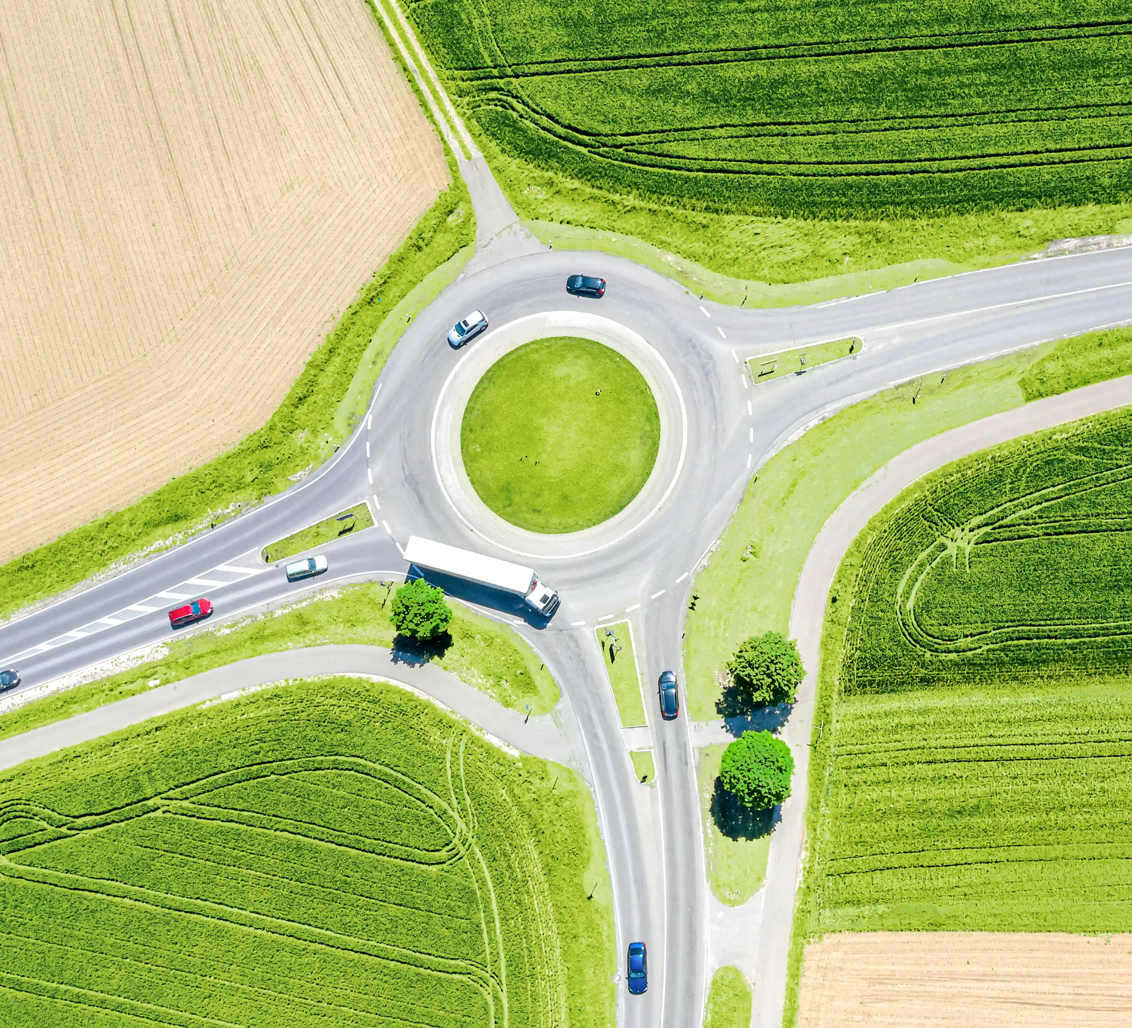 Luftaufnahme eines Kreisverkehrs als Symbol für Orientierung und klare Entscheidungen in der Unfallschadenregulierung mit AdvoAuto.