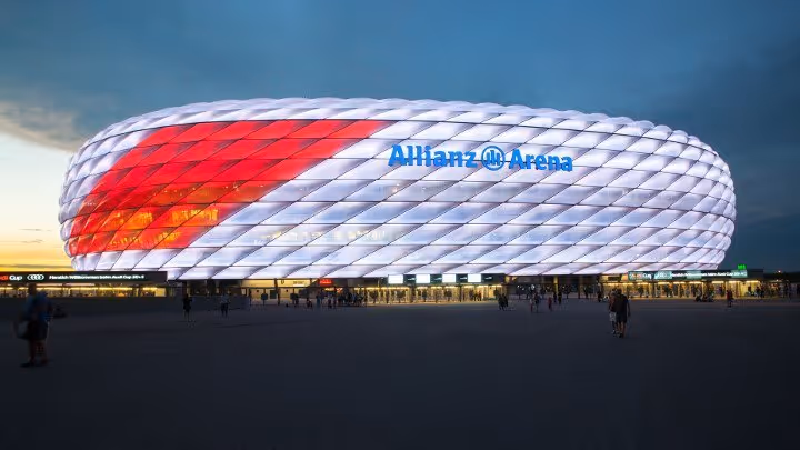 Street Communication outdoor LED screen installation