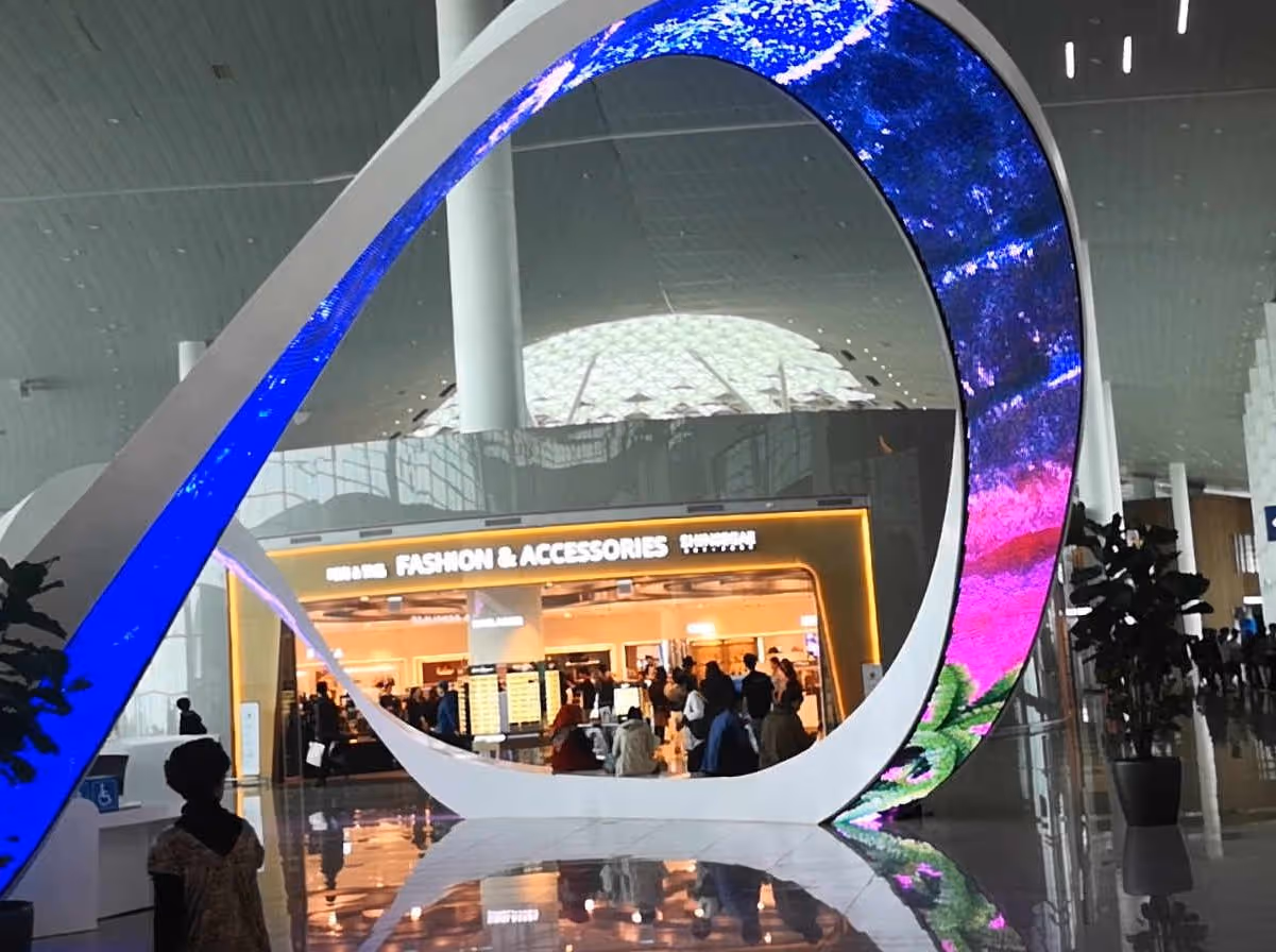 LED-Display für Straßenkommunikation in Aktion