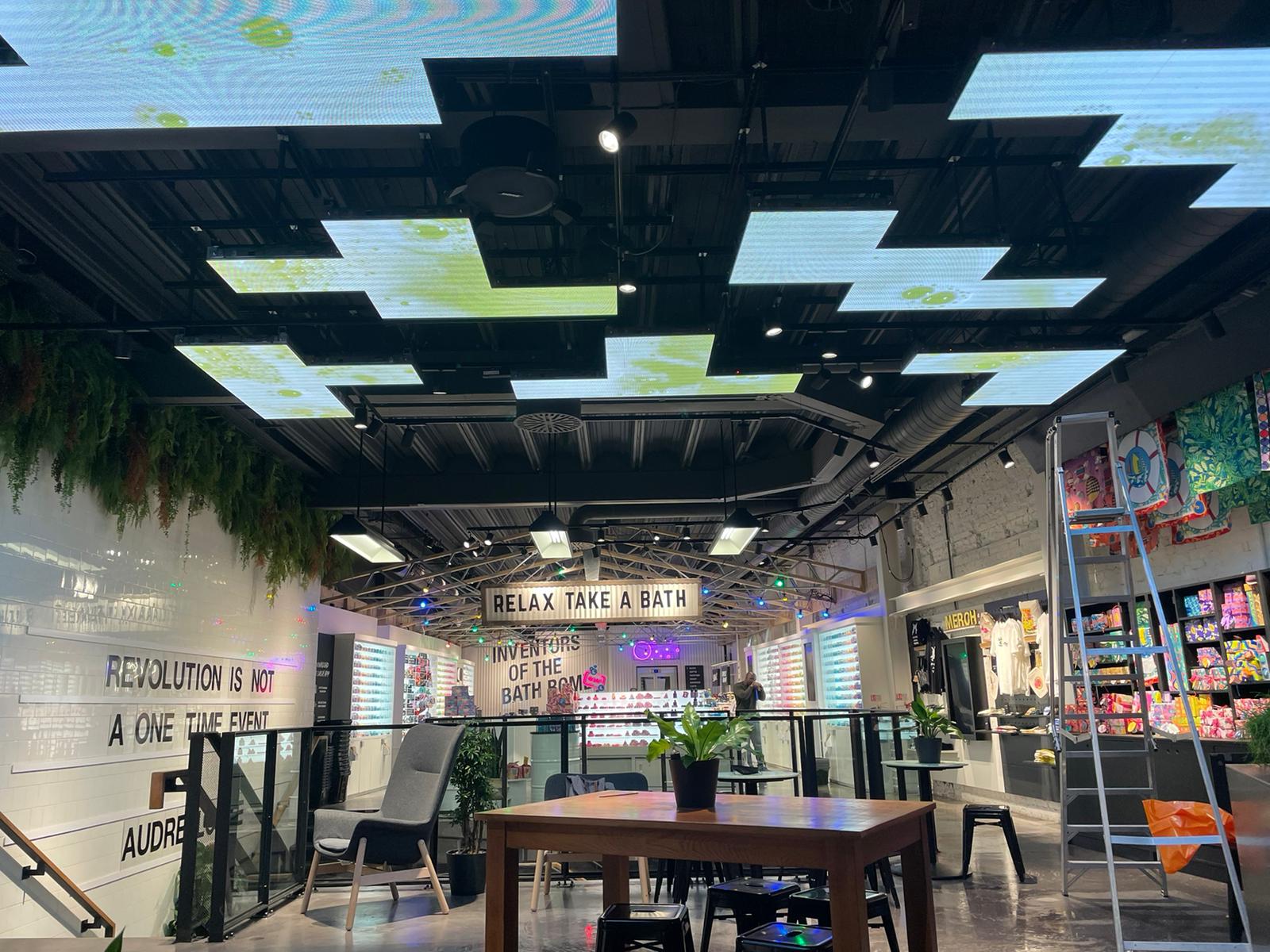 Wall-mounted-screen-display-1536x1152