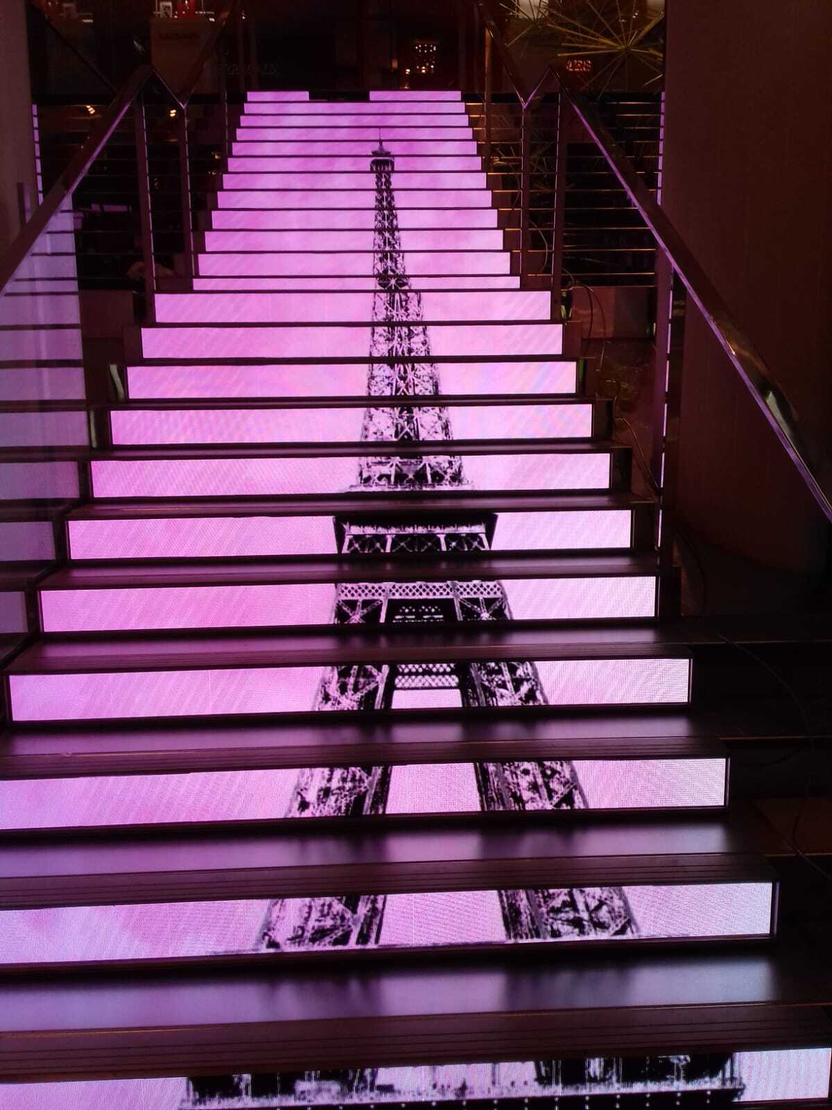 Escalier LED numérique Printemps Paris, France
