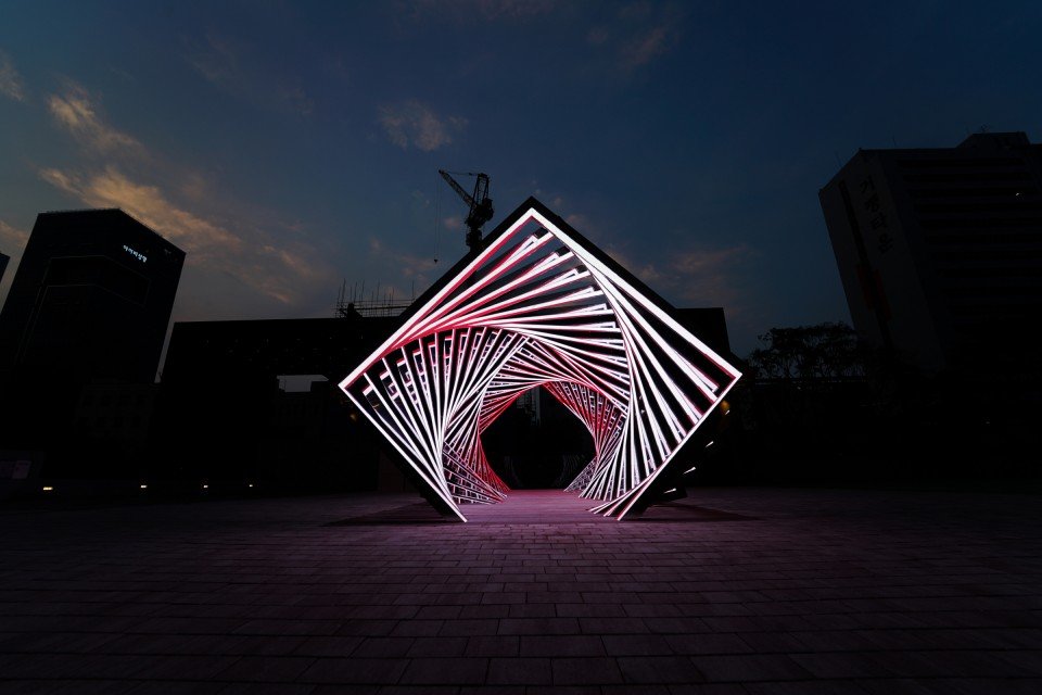 Oeuvre d'art d'éxtérieur avec écrans LED