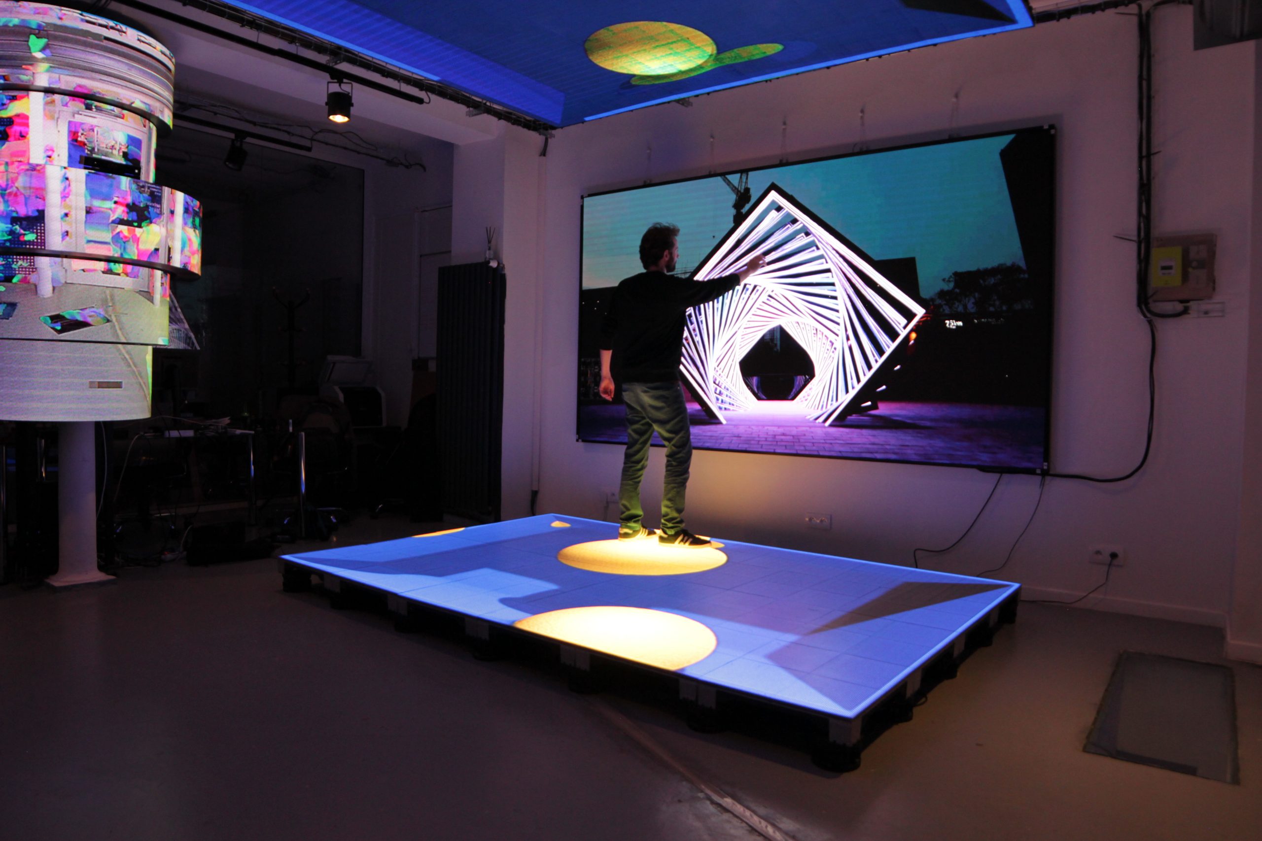 Colonne, arche, escalier, sol, LED transparente pour le showroom Street Co' à Paris