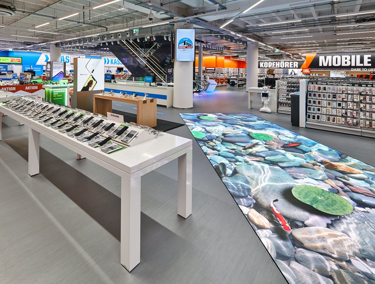 Plancher LED interactif pour le nouveau magasin phare de Saturn à Cologne