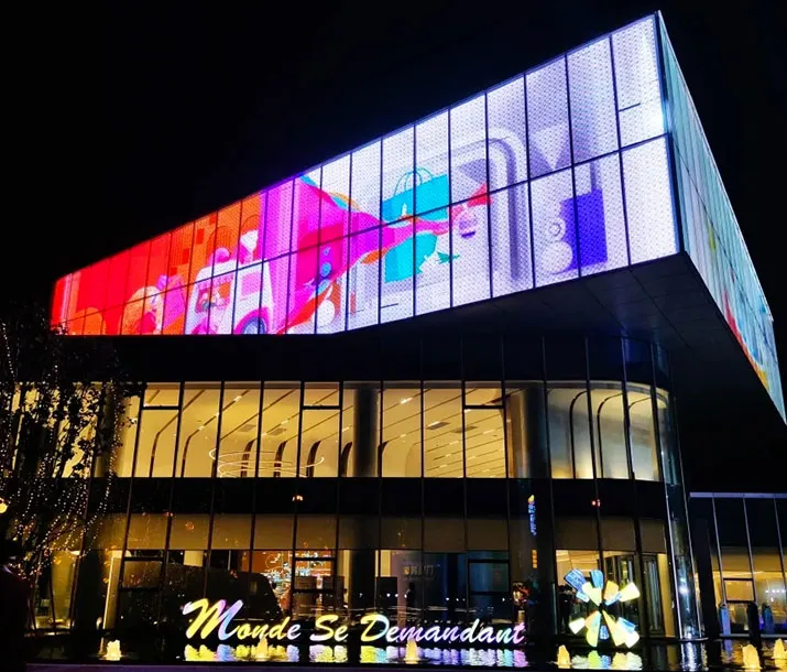 Façade LED transparente pour un centre de commercialisation — Tianjin