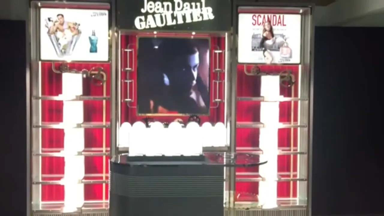 Écran LED de vente au détail sur mesure — Jean Paul Gaultier