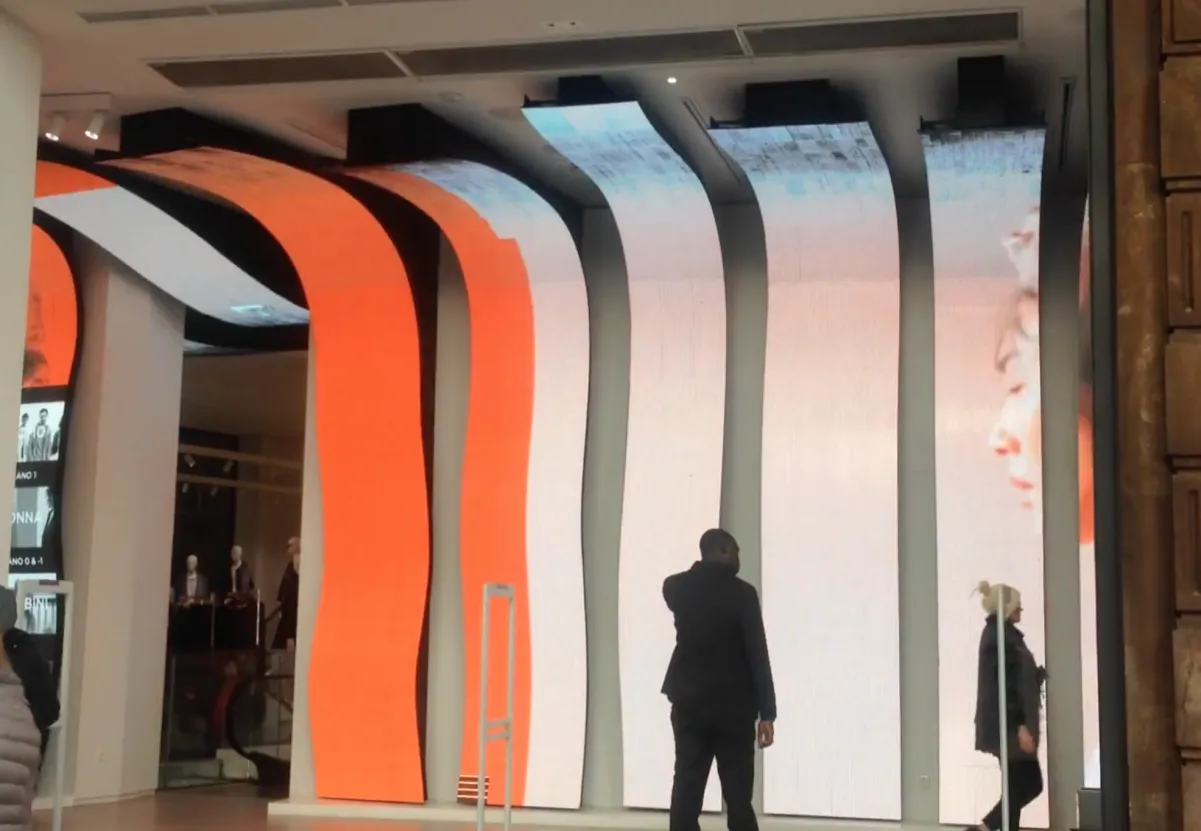 Écran LED flexible — Concept Store Mango, Milan