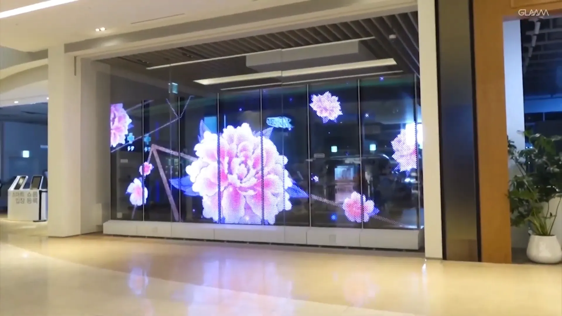 Façade média LED transparente — Showroom automobile