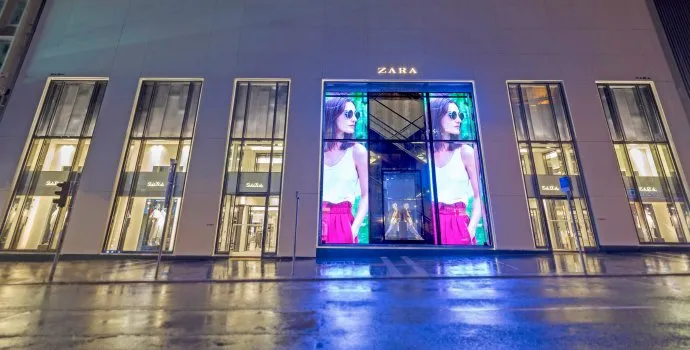 Écran LED transparent en verre — ZARA, Hong Kong