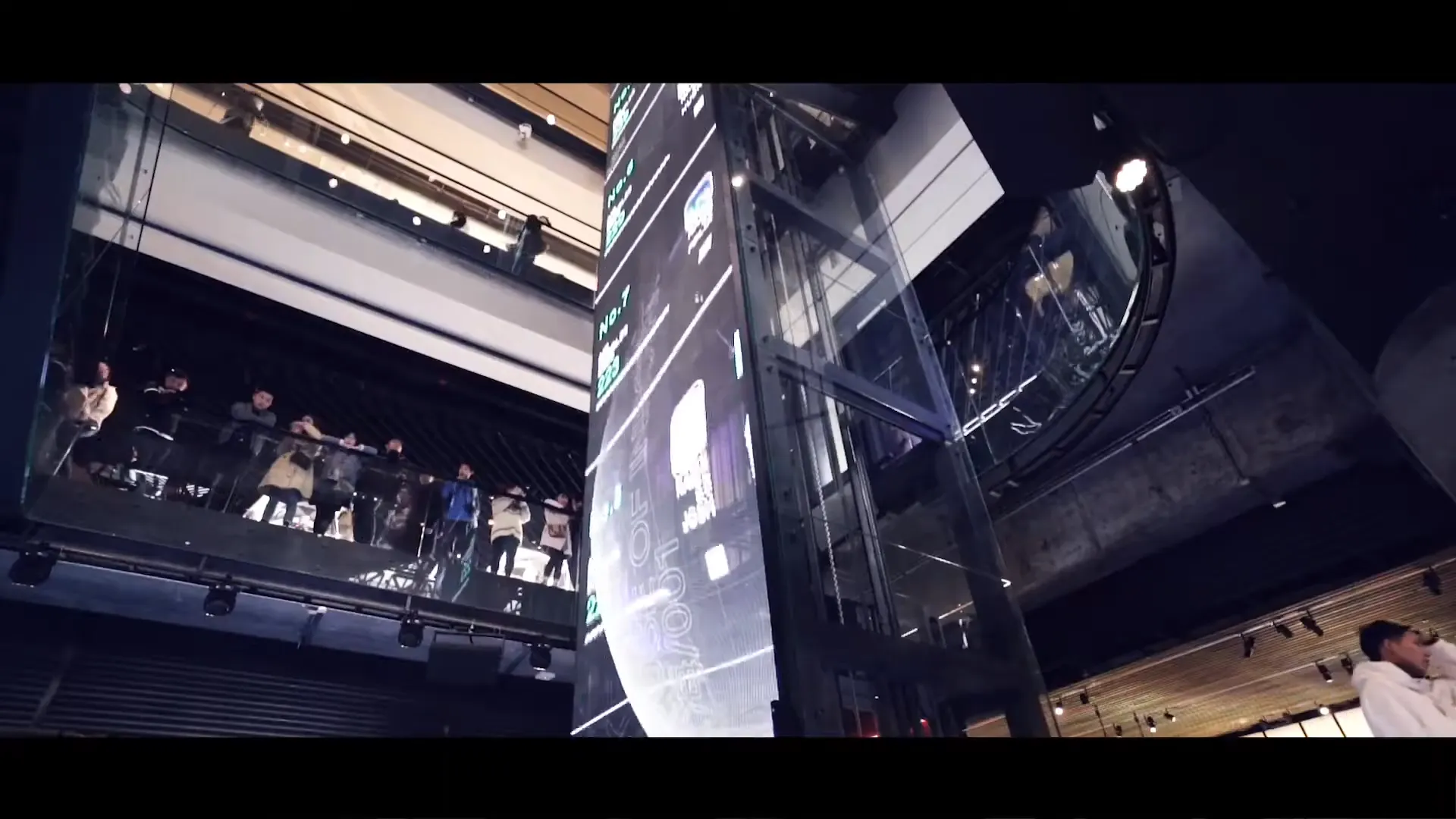 Écran LED transparent — Flagship Store Nike, Shanghai