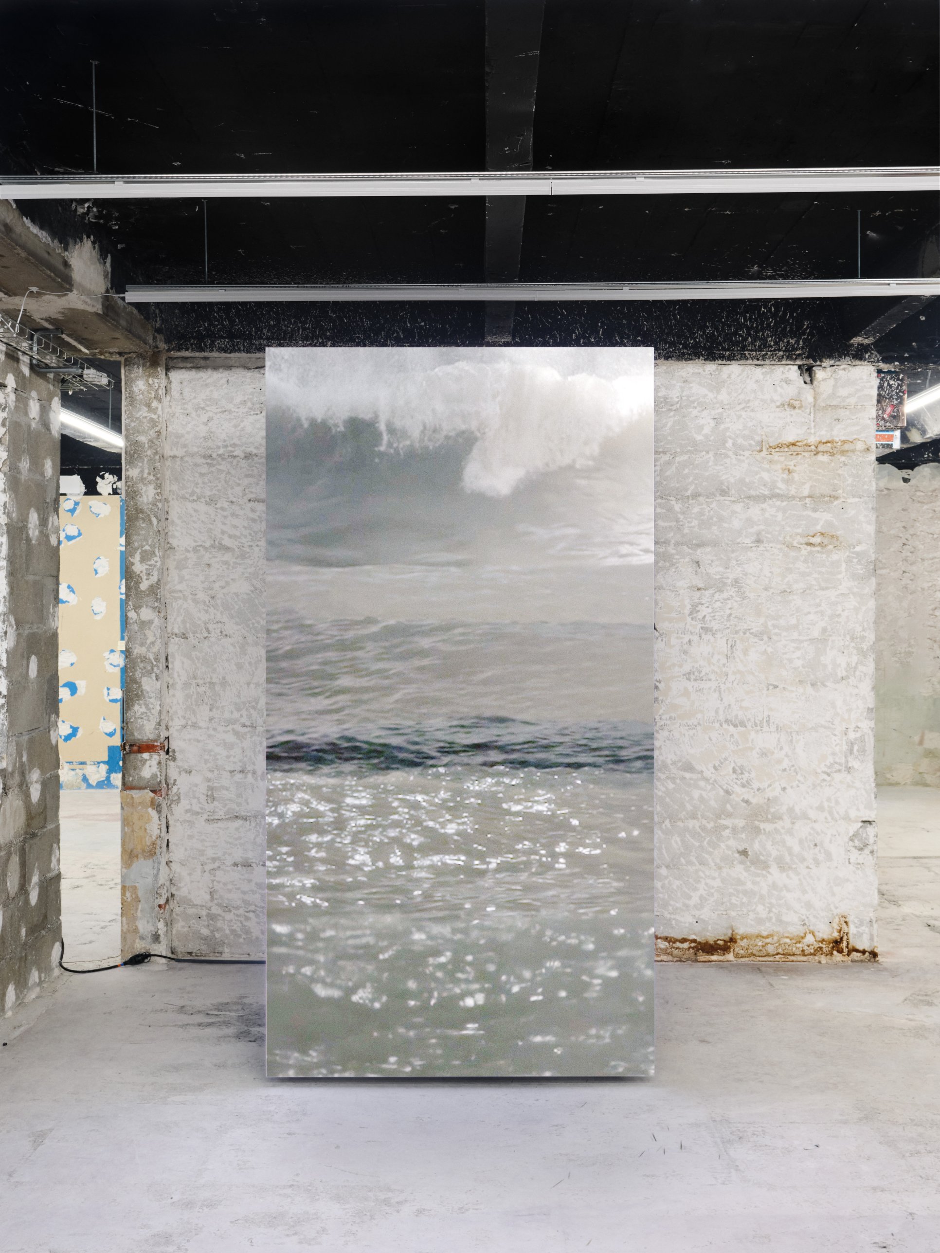 Freestanding portrait LED screen showing the sea and a breaking wave