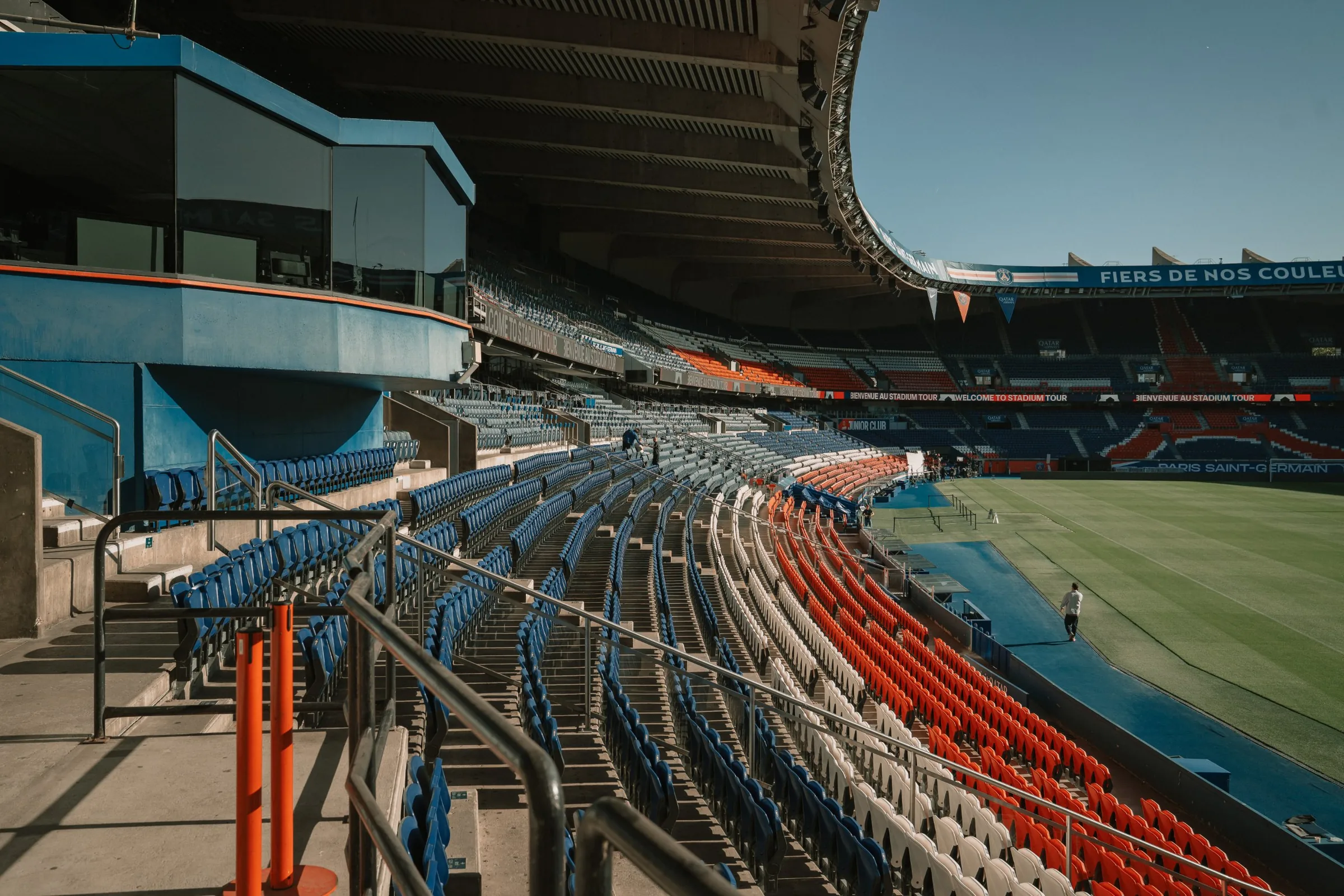 Gradas azules, blancas y rojas del Parc des Princes, en París