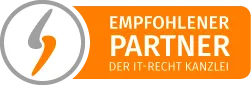 Logo mit dem Text ‚EMPFOHLENER PARTNER DER IT-RECHT KANZLEI‘ auf orangefarbenem Hintergrund neben einem grauen Kreis mit stilisierter oranger Blitzform.