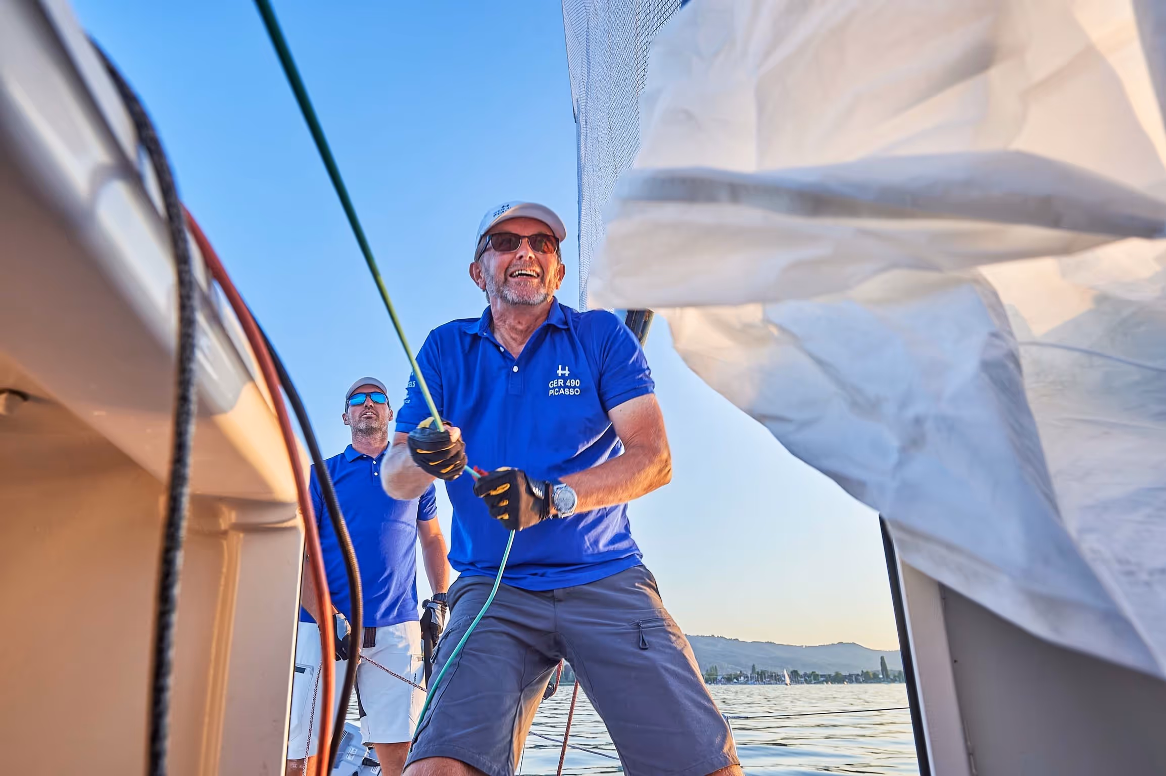 Martin Beim Segeln auf dem Bodensee - er zieht kraftvoll und dynamisch am Gennackerfall