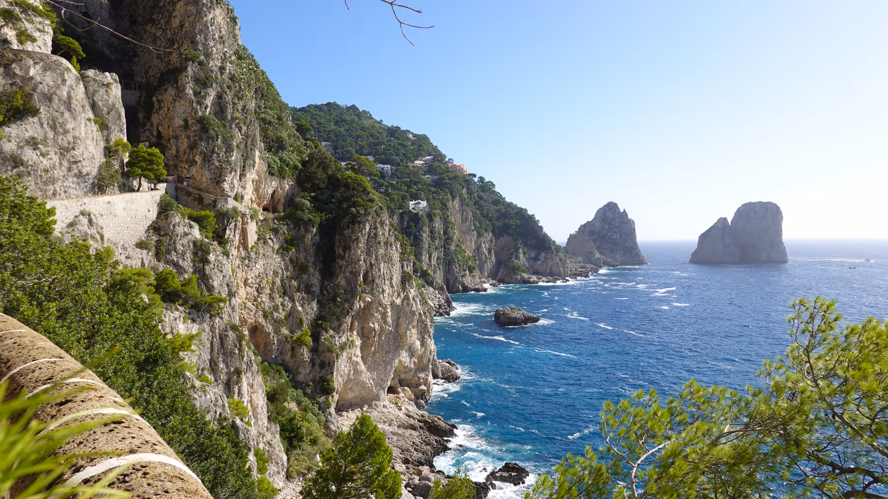 die Berühmten Felsen von Capri. Das Foto ist von der Via Krupp aus gemacht, man sieht die Steilküste im Süden der Insel